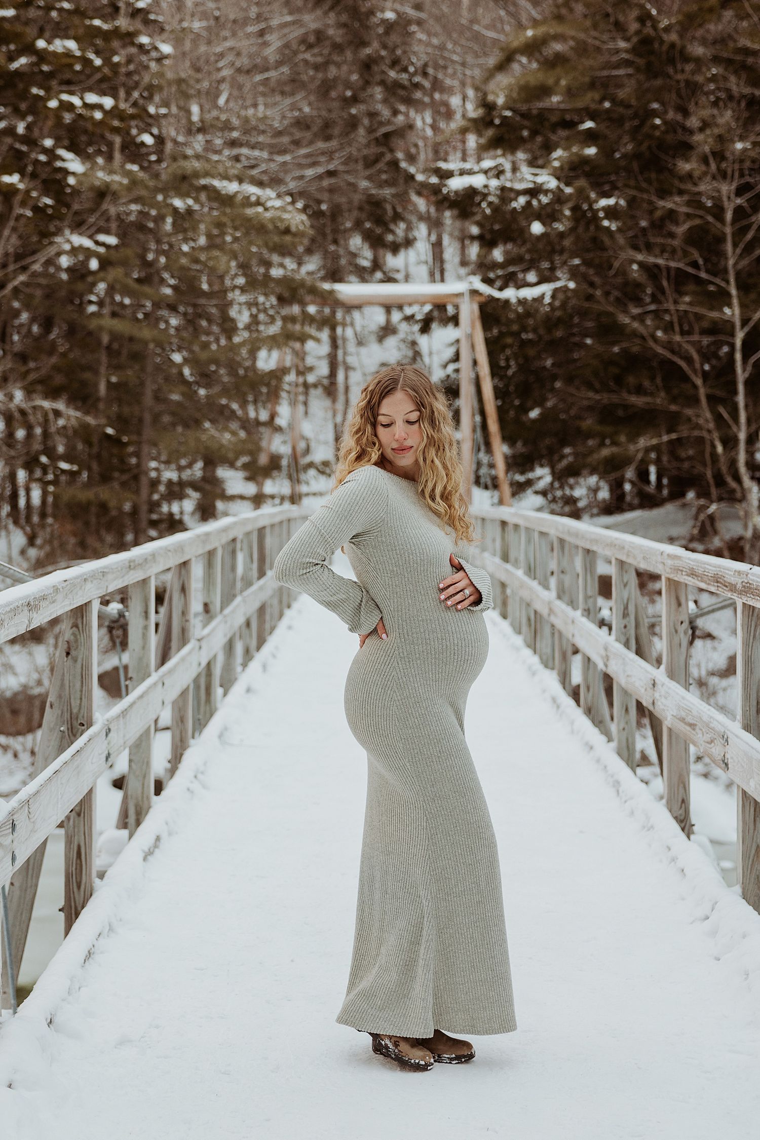 NH woman taking winter maternity photos in the White Mountains