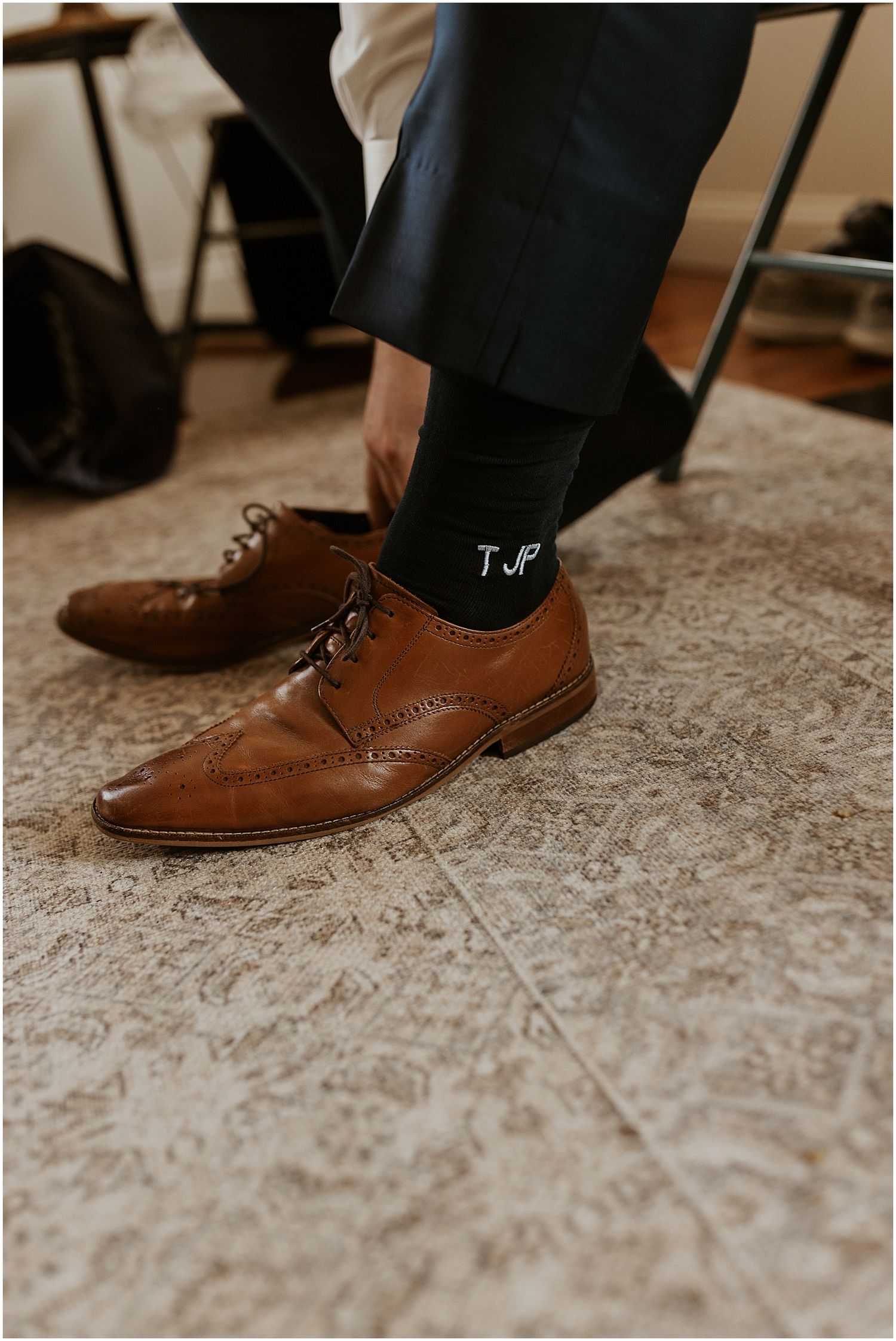 groom getting ready for his nh mountain wedding