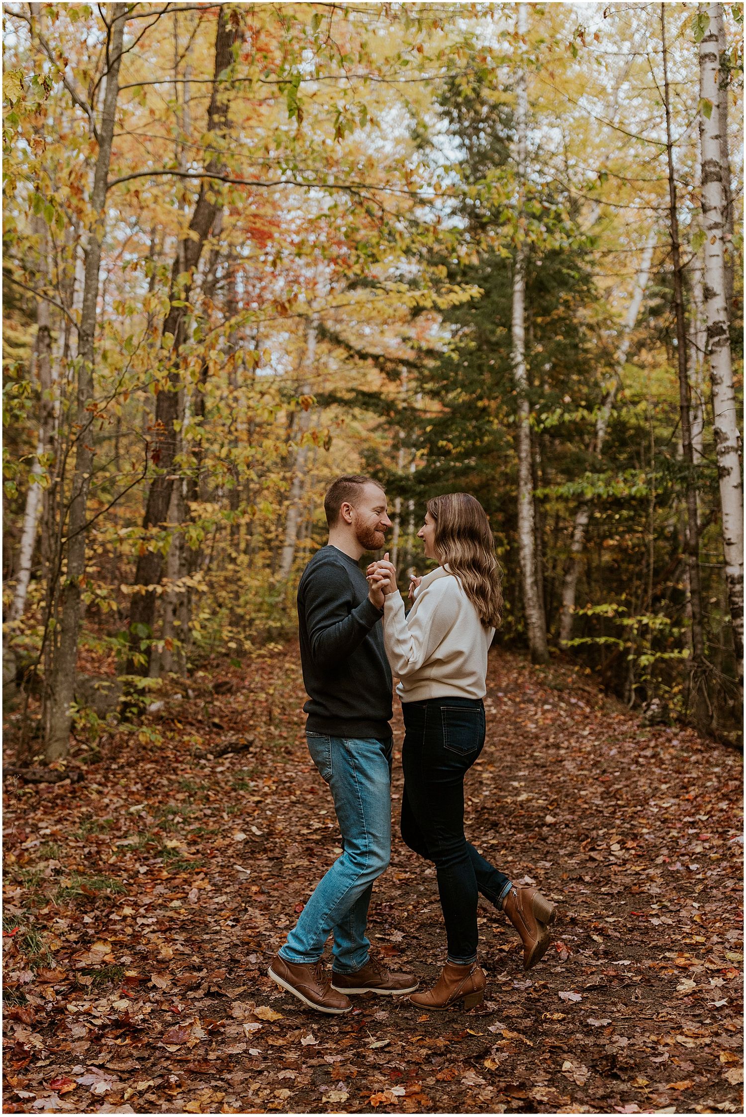 Fall-engagement-photos-in-the-woods