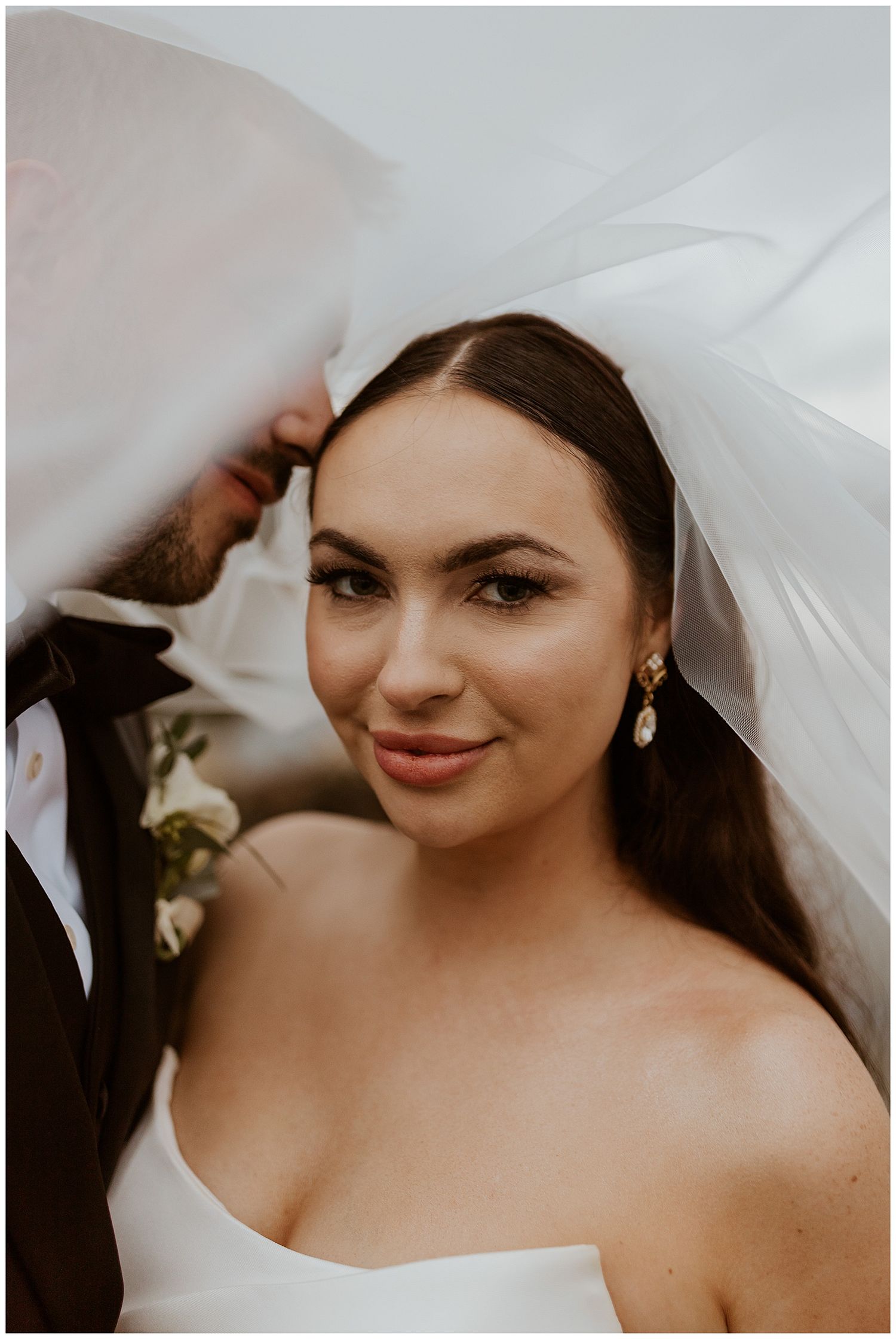 Under the veil picture with bride and groom