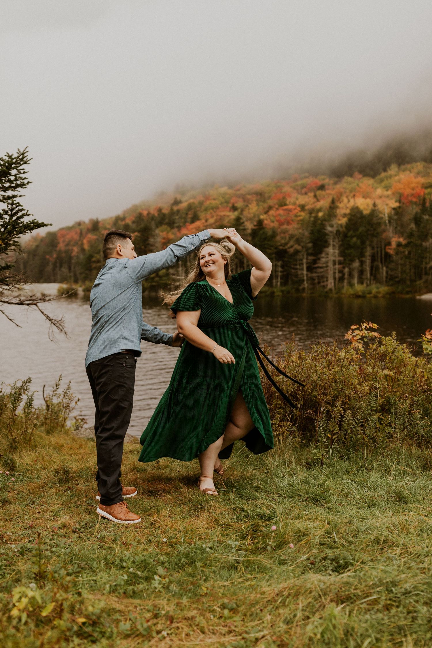 Engagement photoshoot in the white mountains of New Hampshire during peak foliage season.