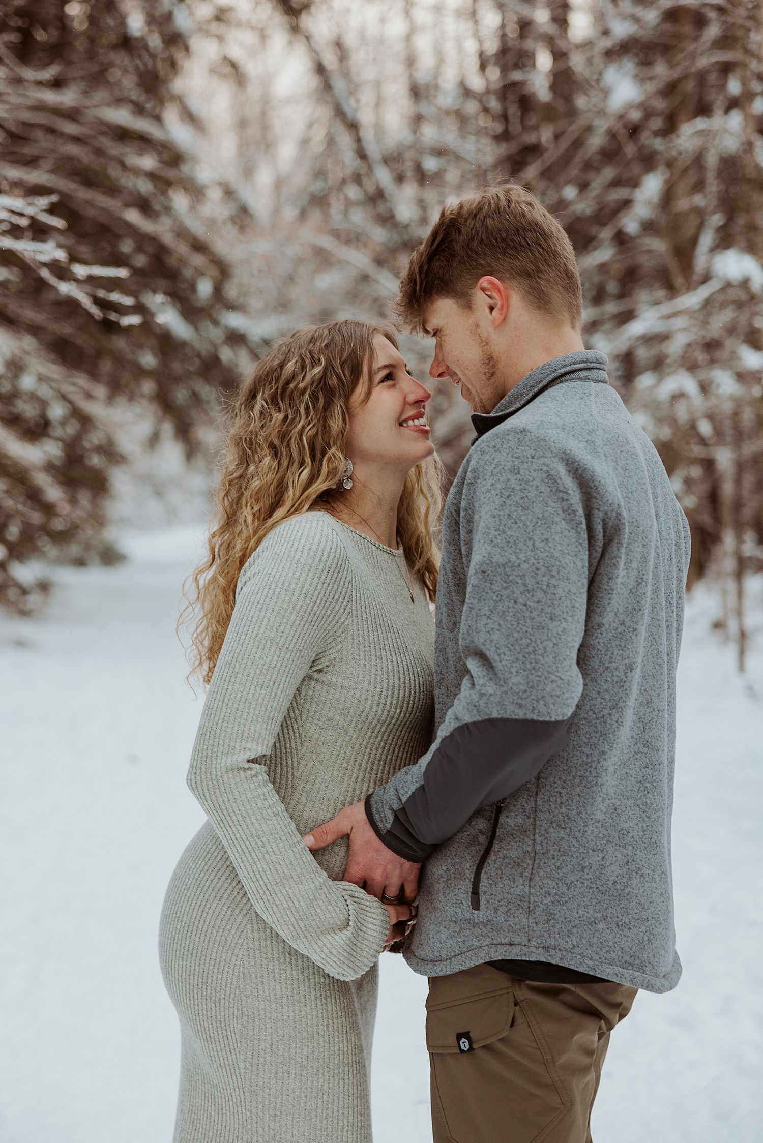 NH couple taking winter maternity pictures, sharing maternity photo session tips