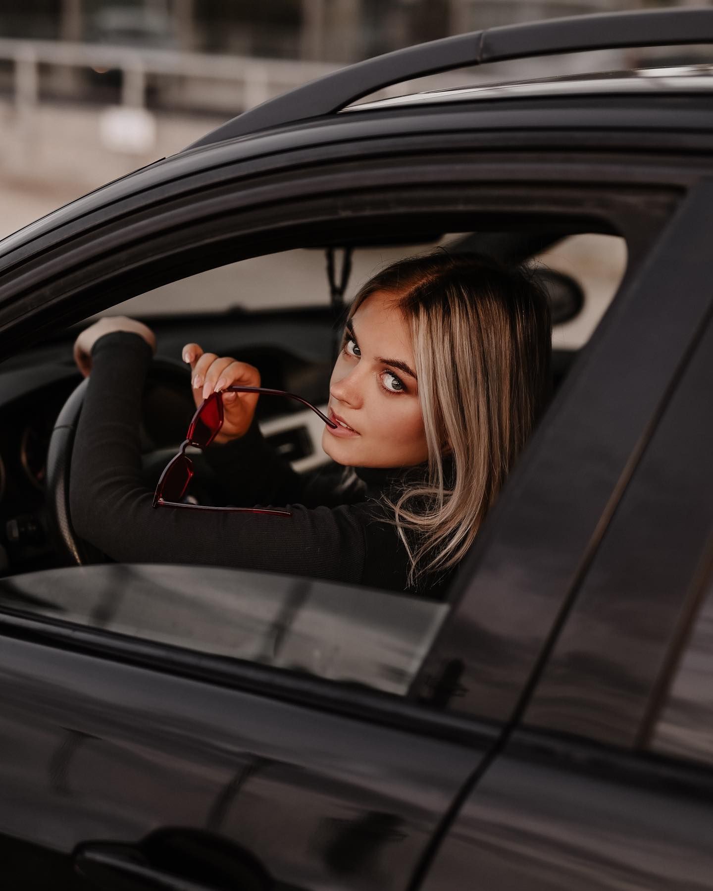 Autoga pildid naine, tartus pildid parklas