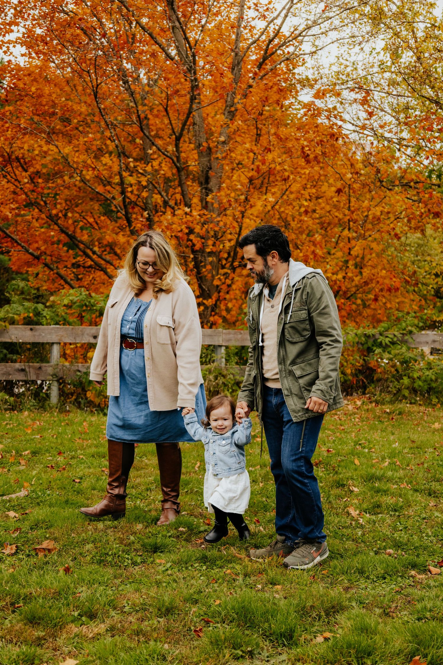 Portrait de famille à l’extérieur, capturant la joie et les liens familiaux à St-Bruno.