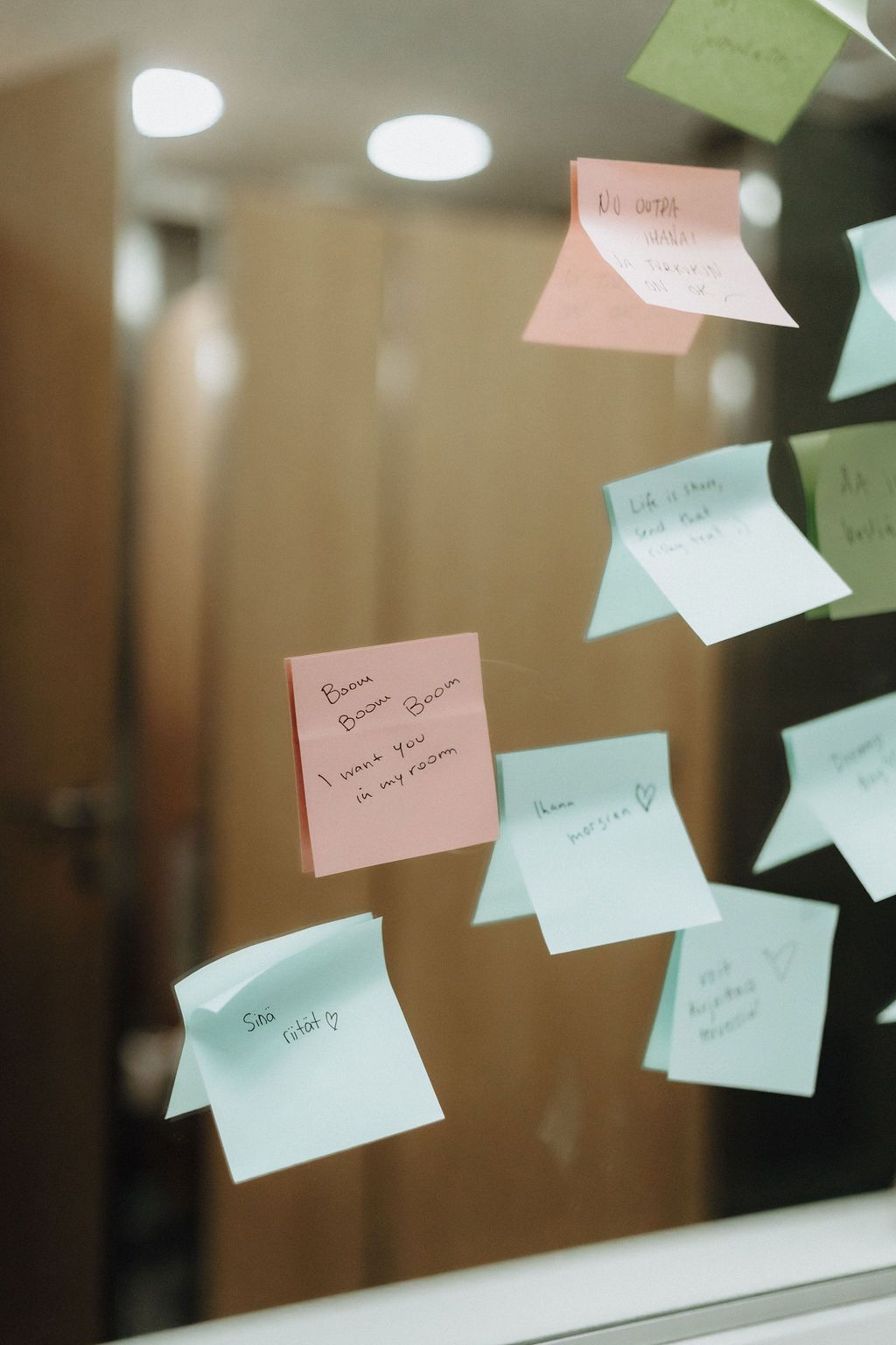 Colorful sticky notes with heartfelt wedding messages written on a bathroom mirror.