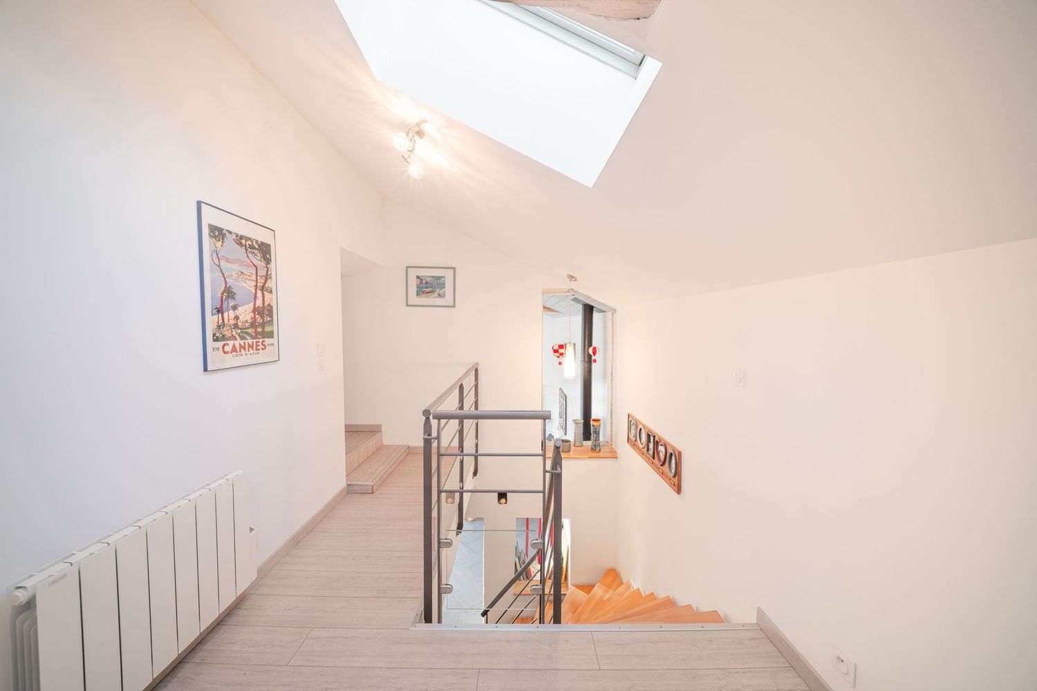 Photographie d'un espace de circulation lumineux et chaleureux avec puit de lumière à Mâcon.