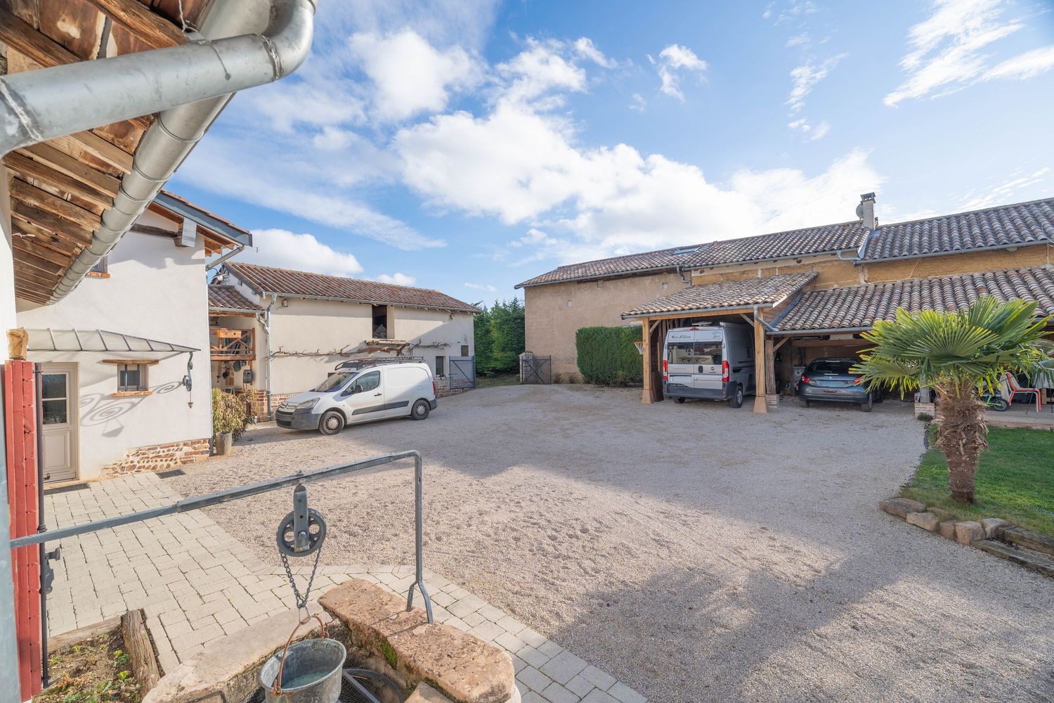 Photographie grand angle d'une cour de propriété à Mâcon - Valorisation immobilière extérieure par Corentin Desroches.