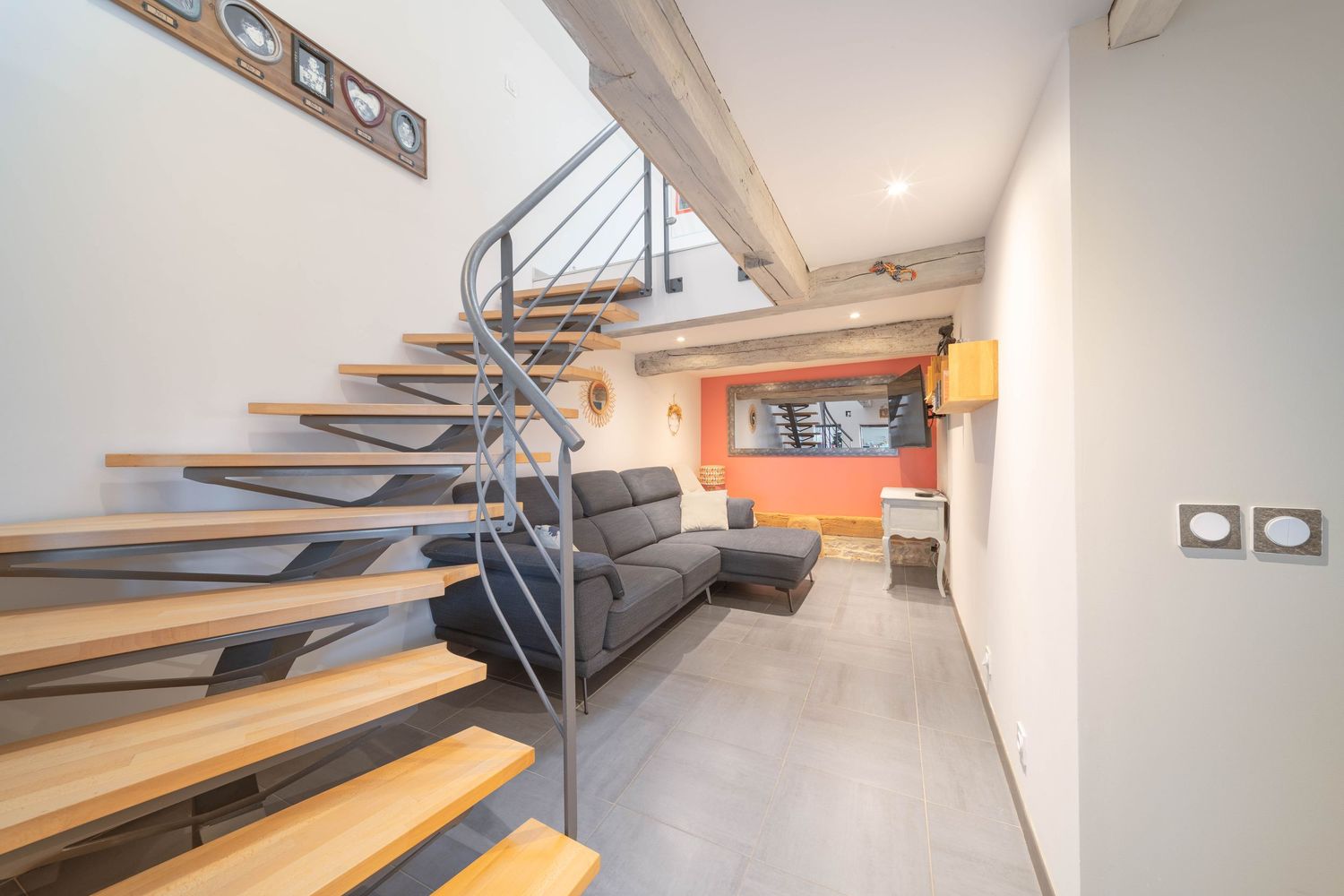 Photographie professionnelle d'un salon moderne avec escalier design dans le Mâconnais - Rendu HDR haute qualité