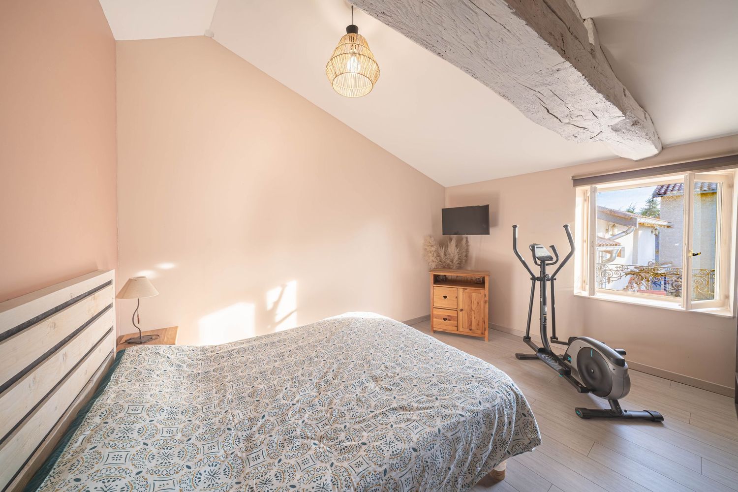 Valorisation d'une chambre lumineuse avec vue par Corentin Desroches, photographe immobilier à Mâcon