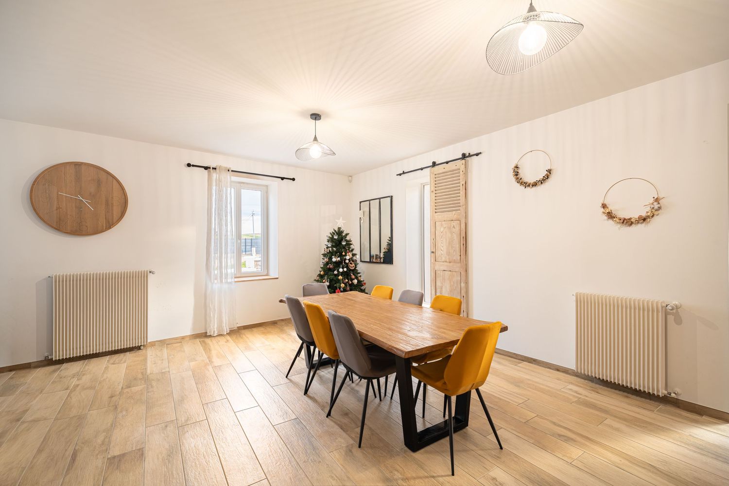 Valorisation d'une grande salle à manger lumineuse et conviviale dans le Beaujolais, immobilier de prestige.