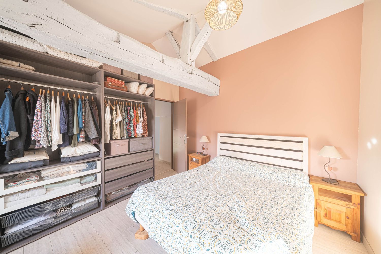 Photographie d'une chambre parentale avec grand dressing sur mesure à Mâcon - Valorisation immobilière.
