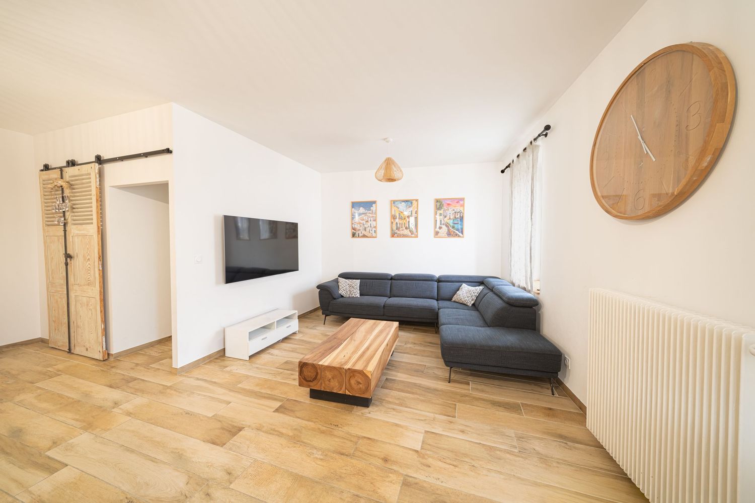 Aménagement d'un salon moderne avec parquet et table en bois massif à Mâcon - Photographie immobilière.