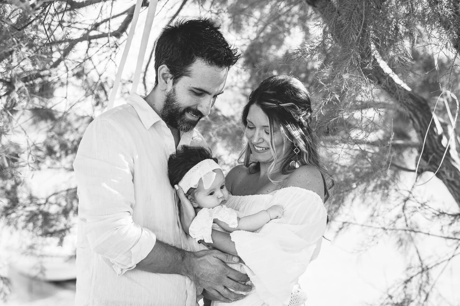 Pορτρέτο του μωρού στην αγκαλιά του μπαμπά και της μαμάς μετά από βάπτιση στην Αντίπαρο.