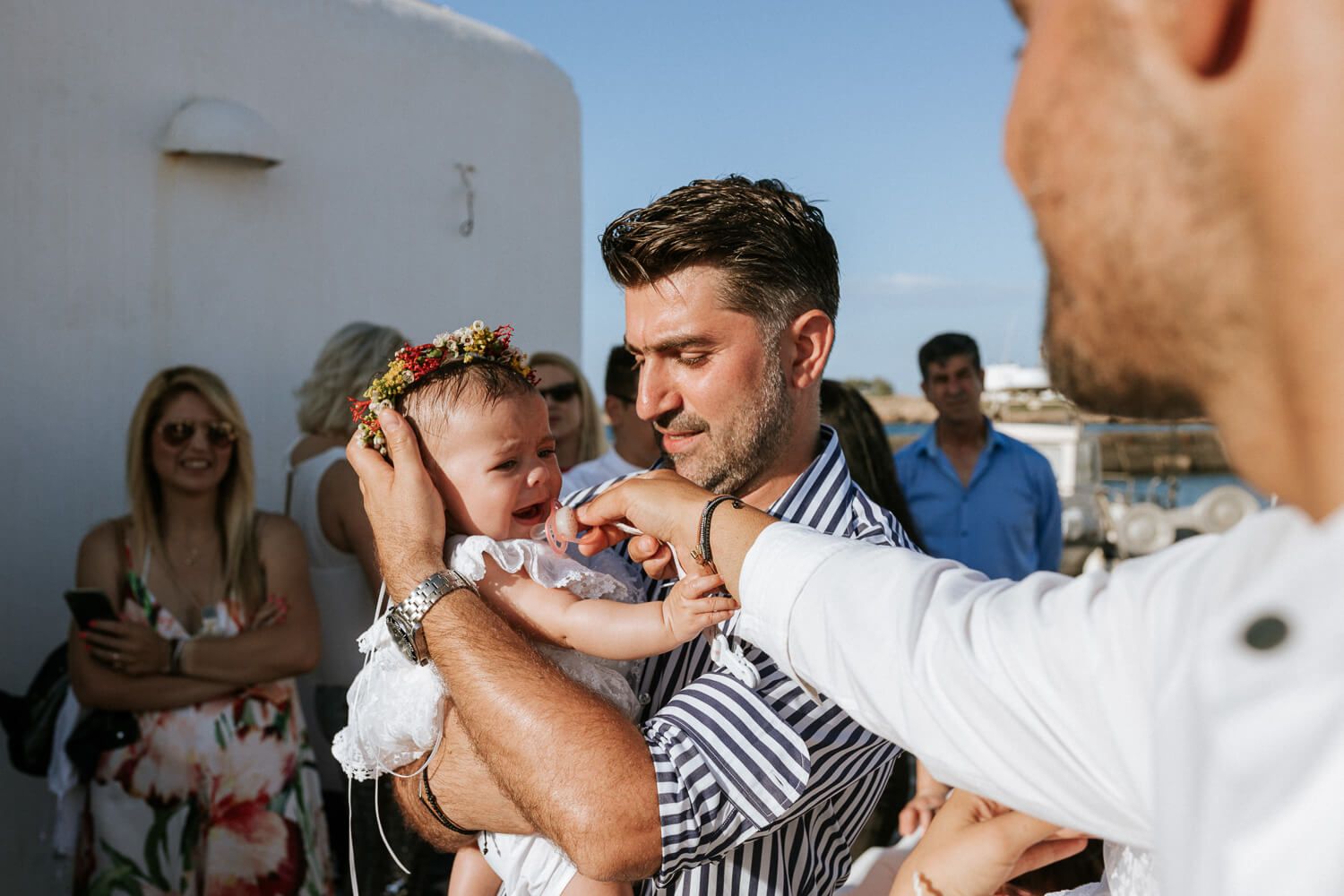 Οι νονοί κρατούν τις νεοφώτιστες μπροστά από το Barbarossa