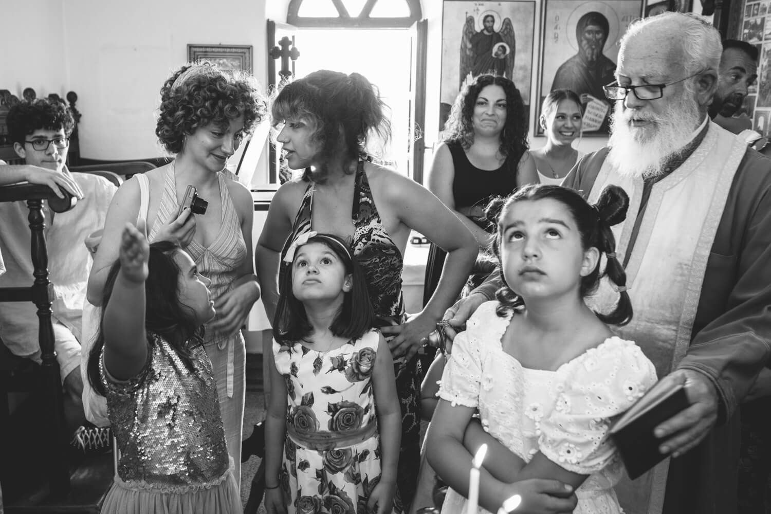 Αυθόρμητες αντιδράσεις των καλεσμένων κατά τη διάρκεια  τελετής βάπτισης  στην Πάρο.