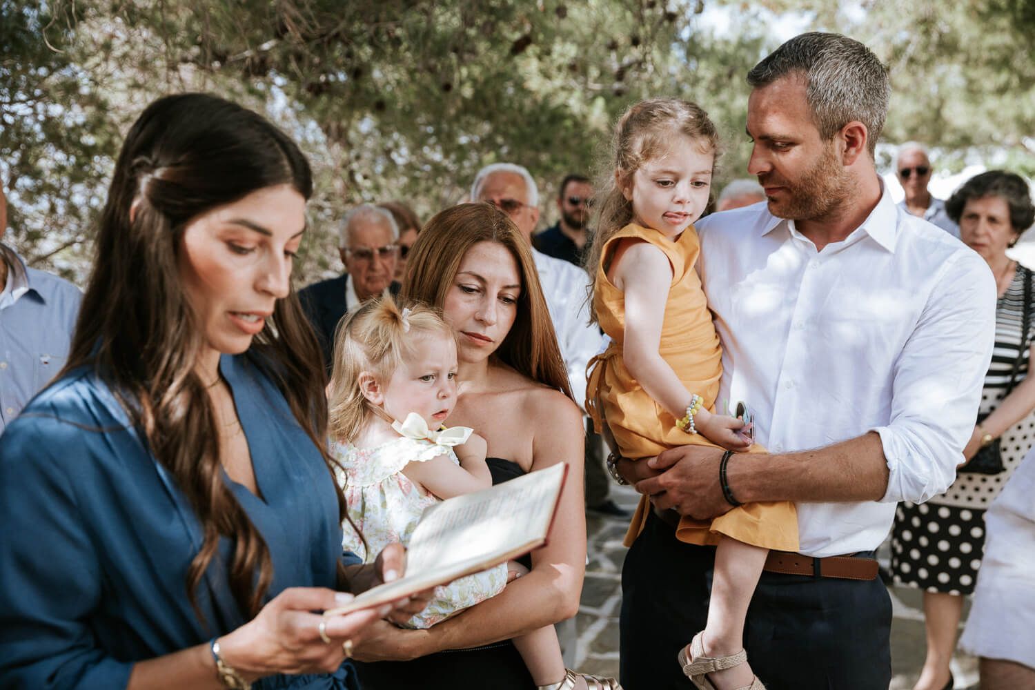 Η νονά  διαβάζει τις ευχές στο εξωτερικό παρεκκλήσι των Αγίων Αναργύρων
