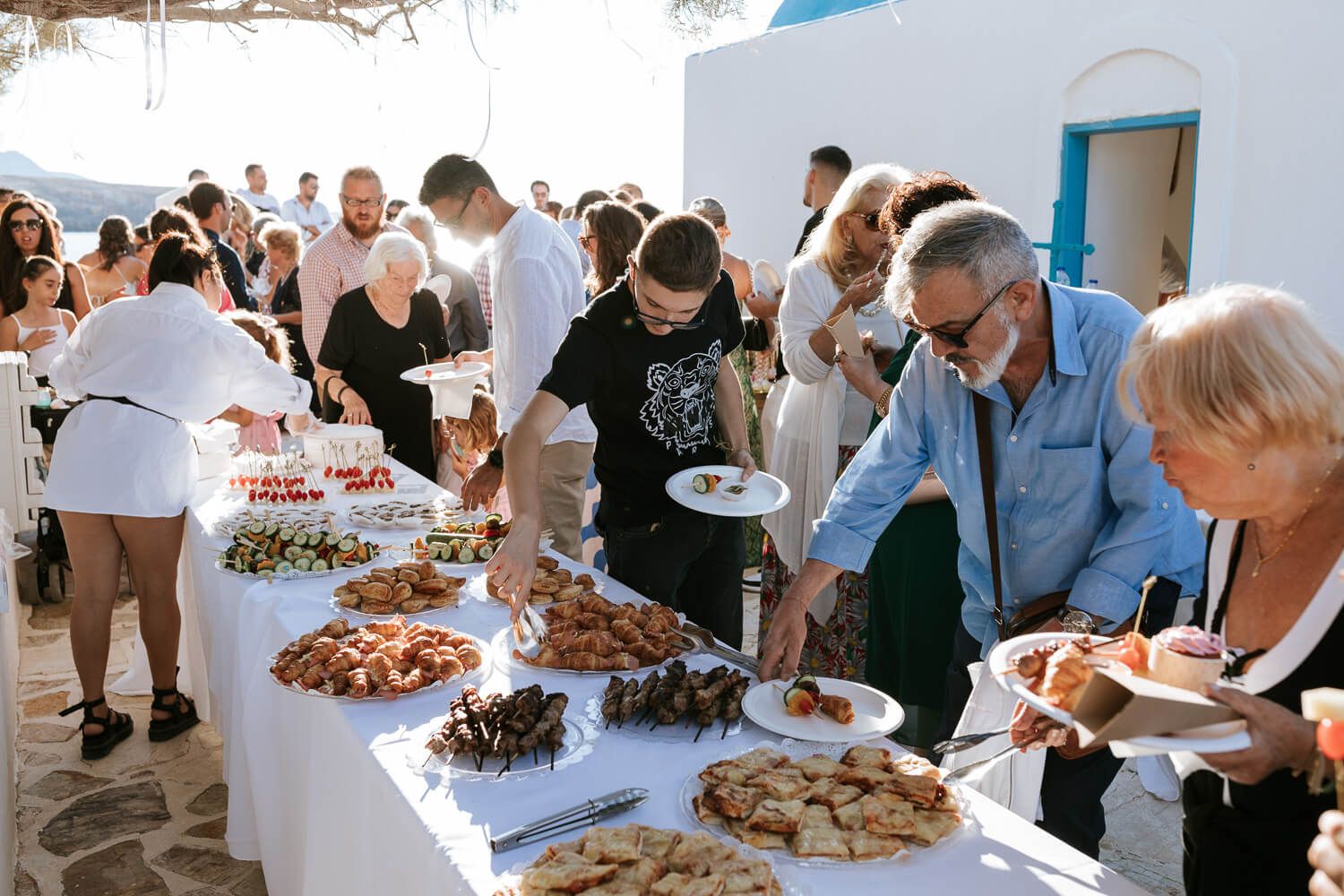 Καλεσμένοι απολαμβάνουν τα γλυκά από το candy bar