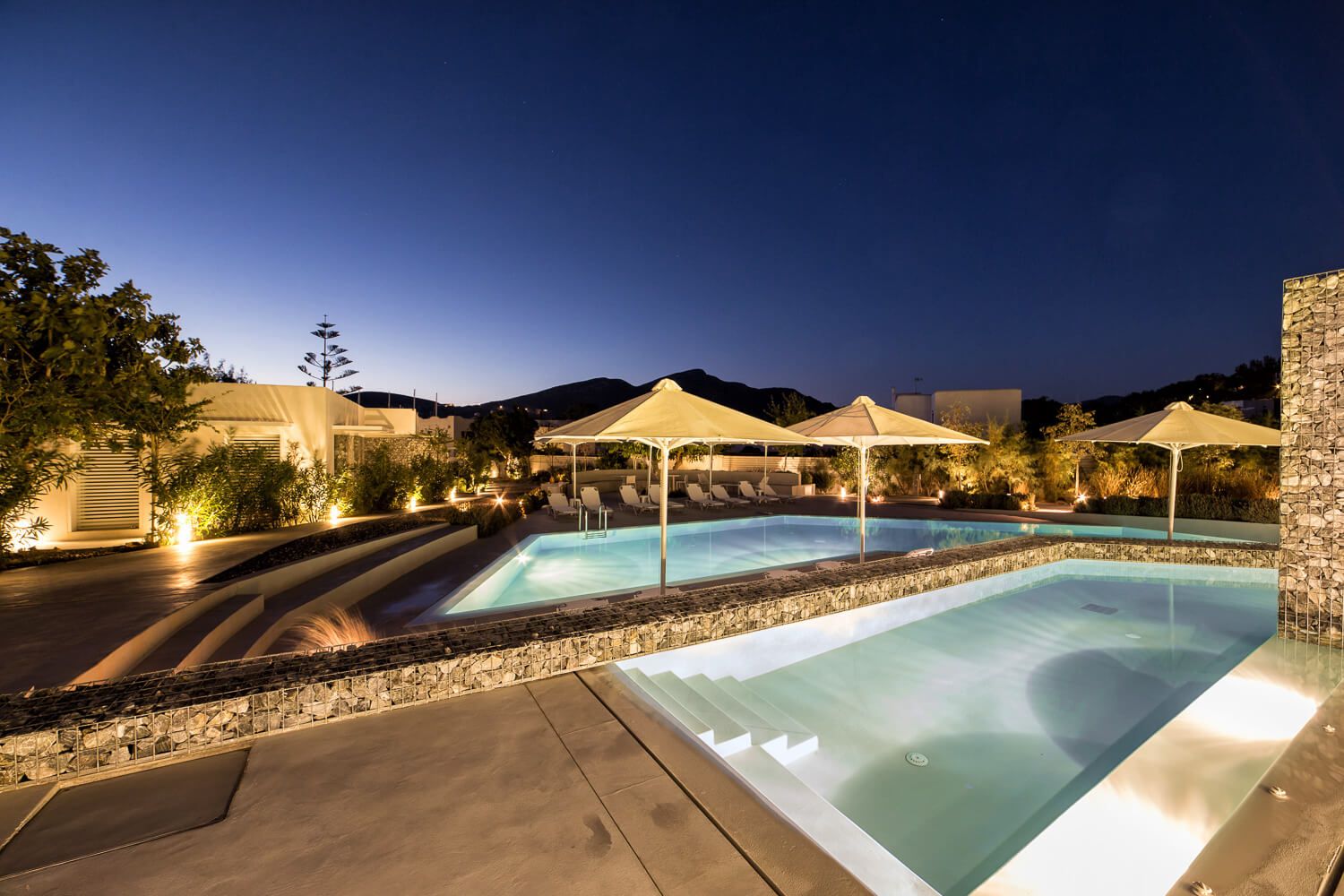 The aesthetic brilliance of illuminated pool waters at night