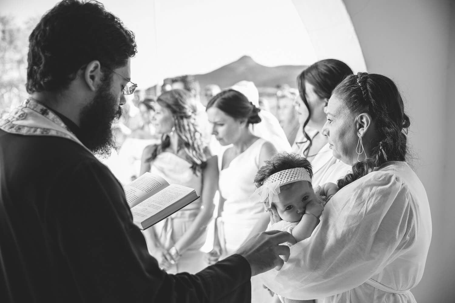 Φωτογράφιση βάπτισης με κινηματογραφικό φως στην Αντίπαρο