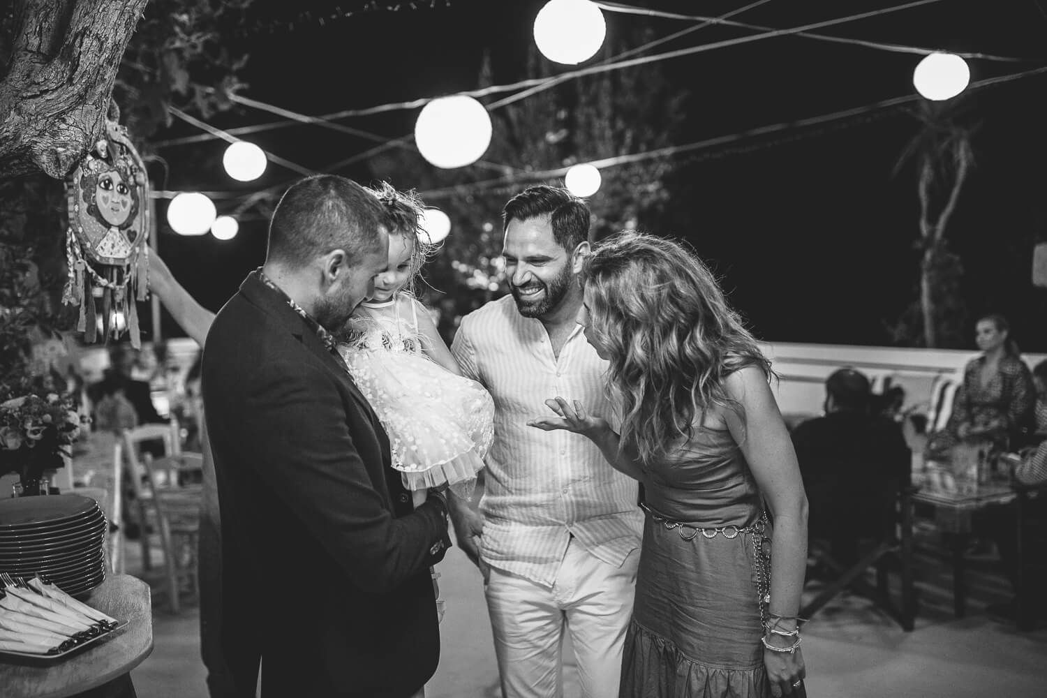 Αυθόρμητες φωτογραφίες καλεσμένων σε παρτυ βαπτισης στην Πάρο