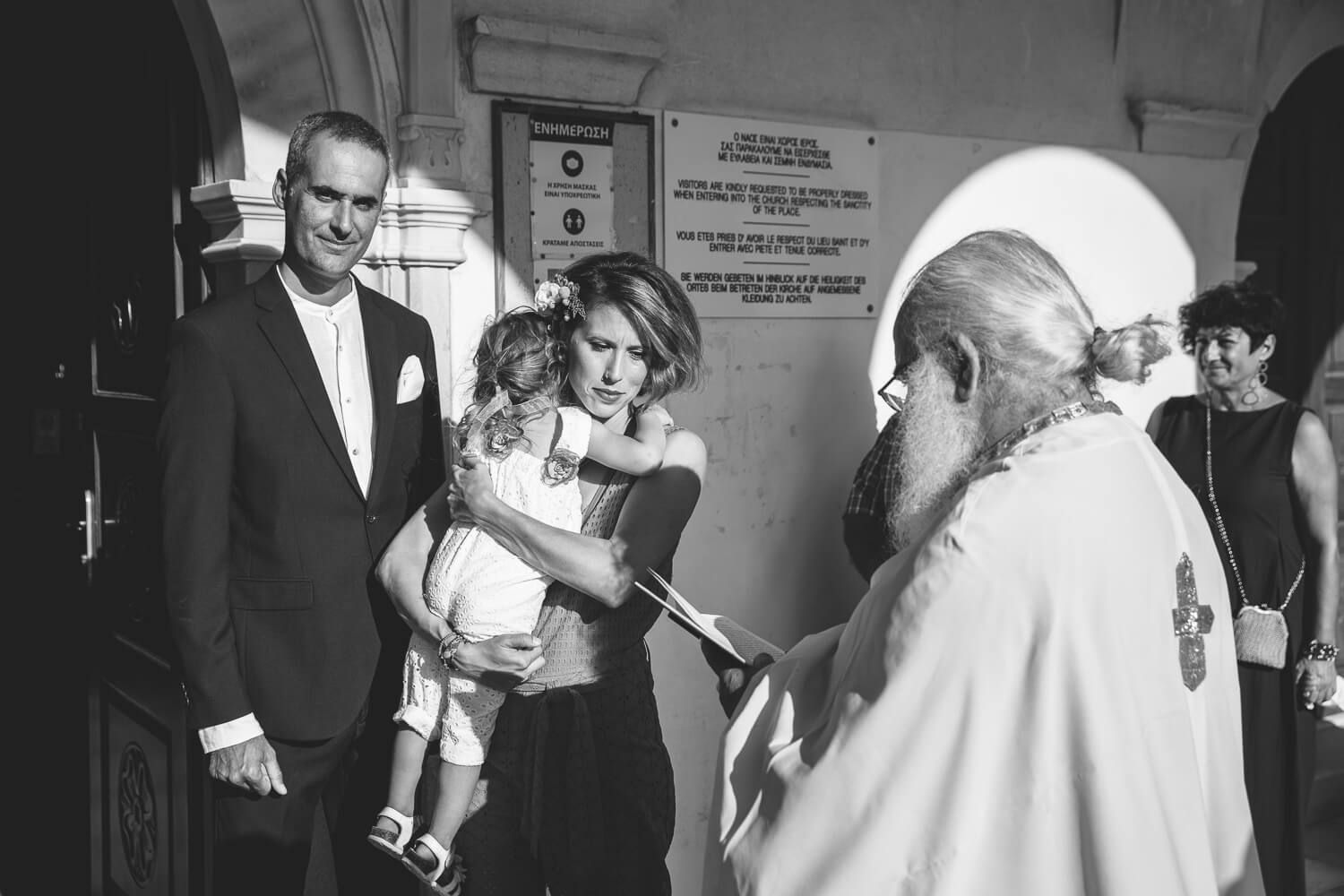 Ασπρόμαυρη φωτογραφία από μυστηριο βάπτισης στις Λεύκες της Πάρου