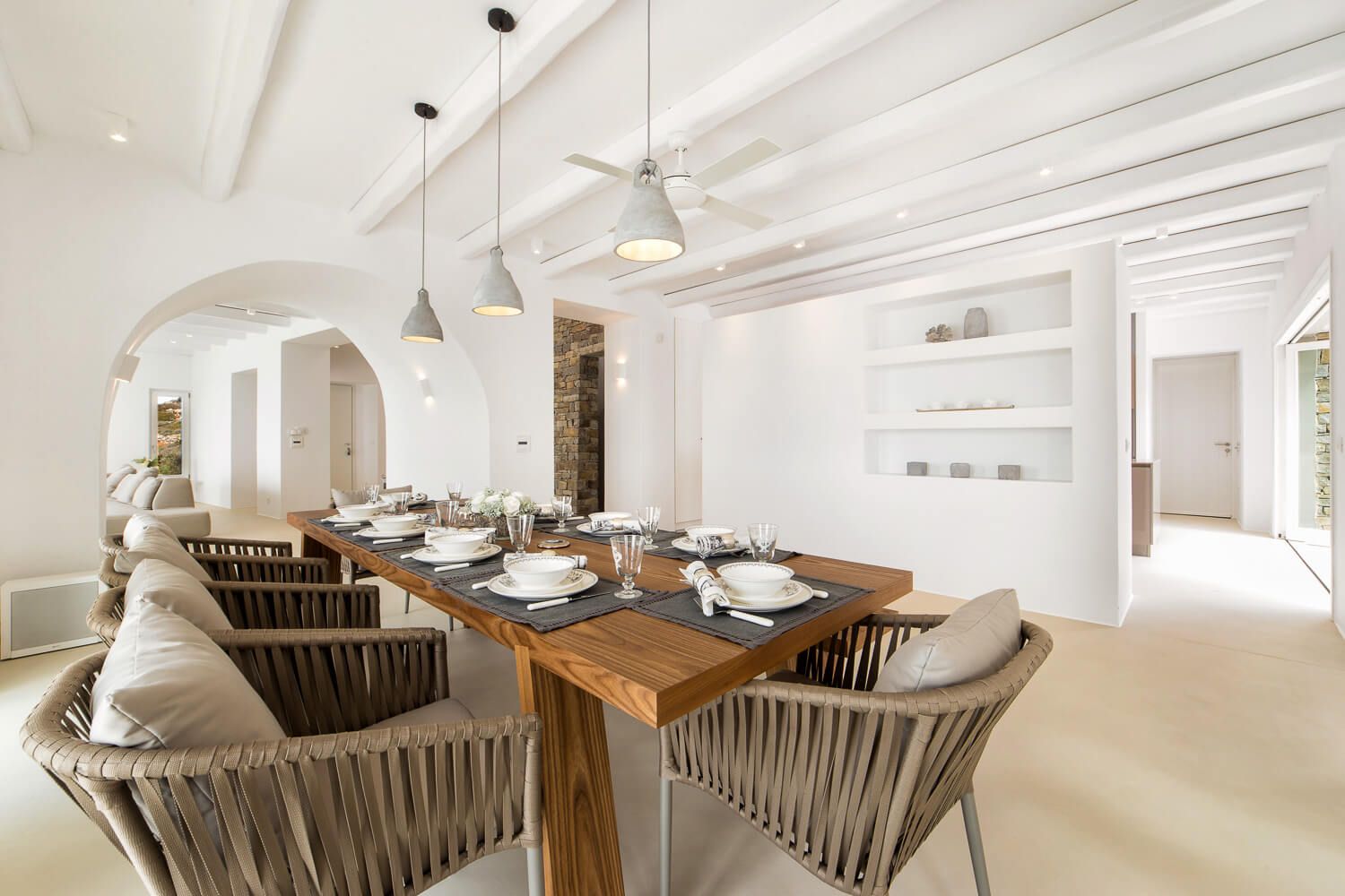 Seamless transition from the high-end kitchen to the living room