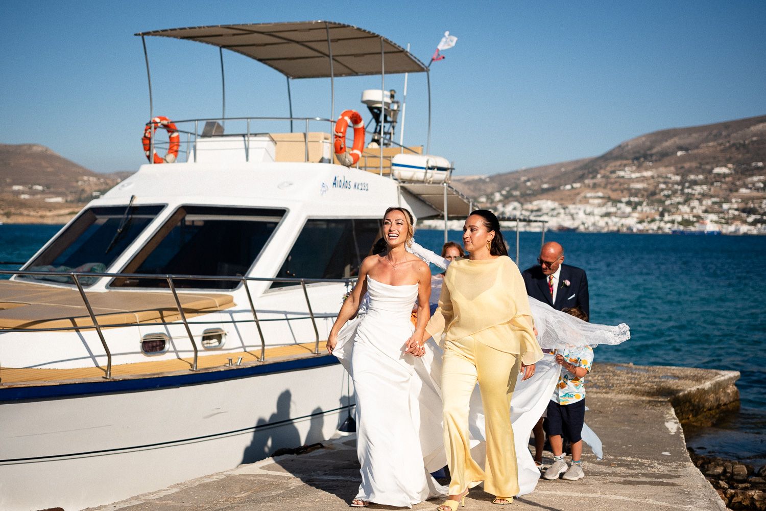 Η νύφη περπατάει στην προβλήτα του Αγίου Φωκά