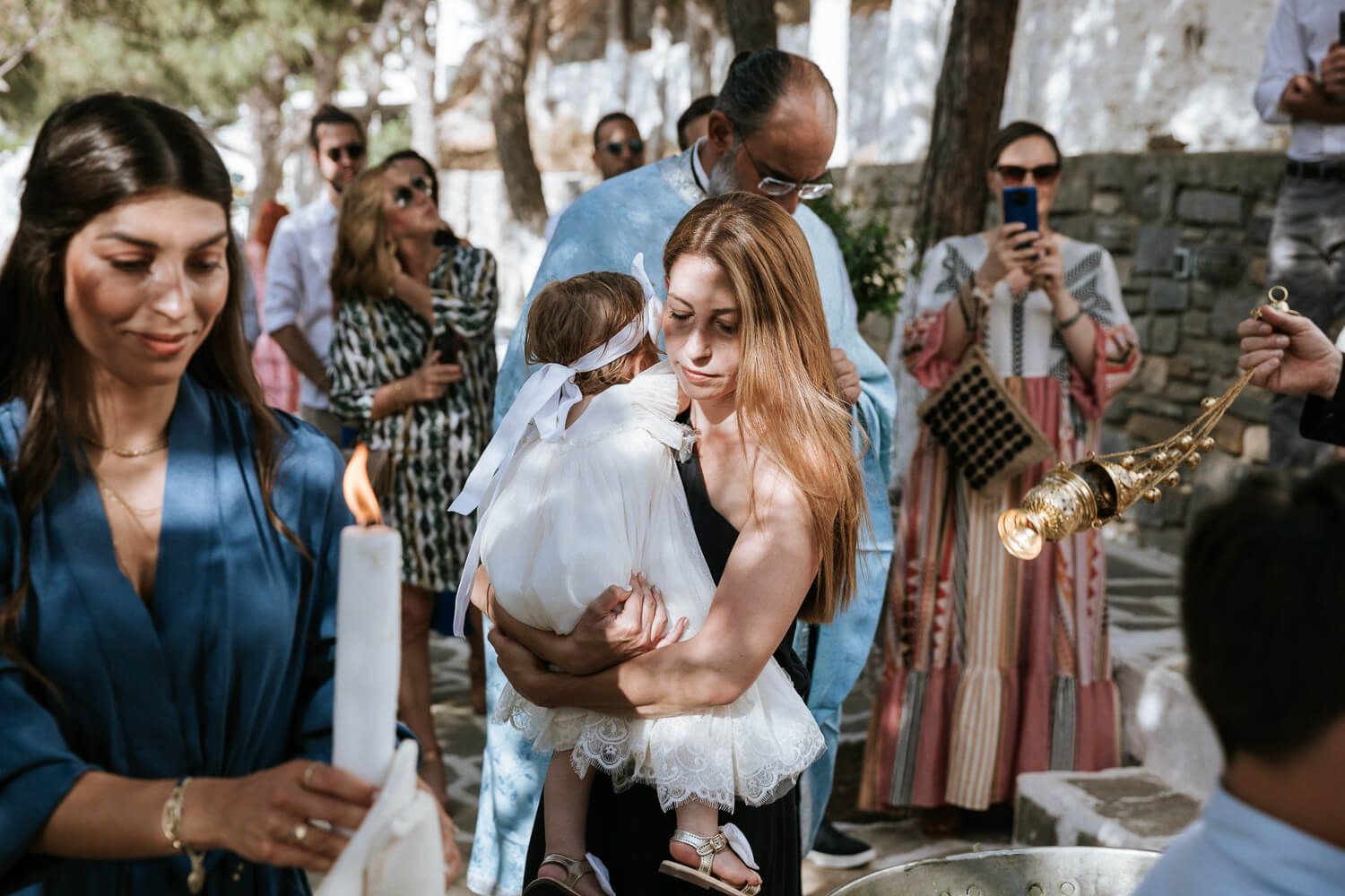 Υπέροχο φυσικό φως φωτίζει την τελετή βάπτισης κάτω από τα πεύκα