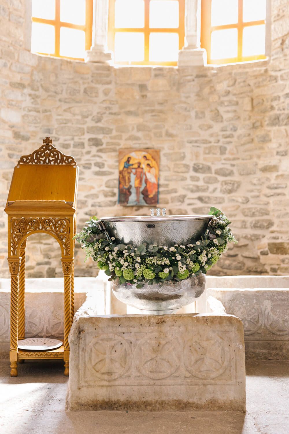 Φυσικό φως λούζει τη μαρμάρινη αρχαία κολυμπήθρα στην Πάρο