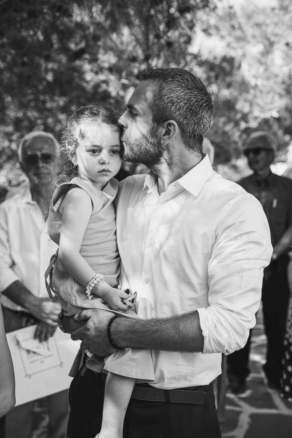 Μπαμάς φυλάει τρυφερά την κόρη του πριν το μυστήριο στην Πάρο