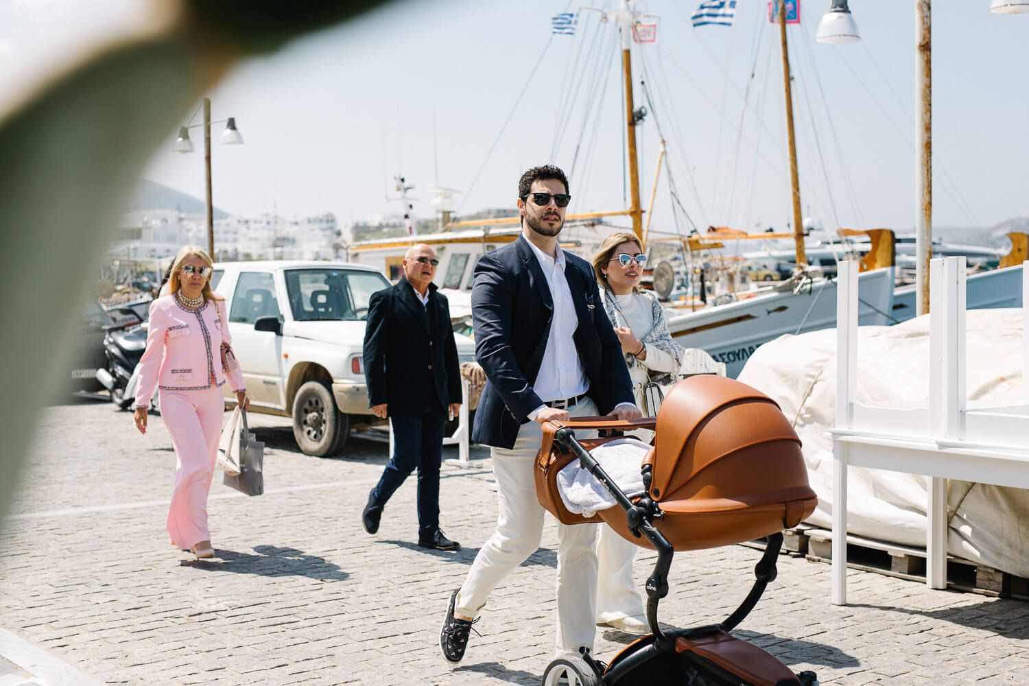 Φυσικές φωτογραφίες βάπτισης χωρίς στήσιμο από φωτογράφο Πάρου