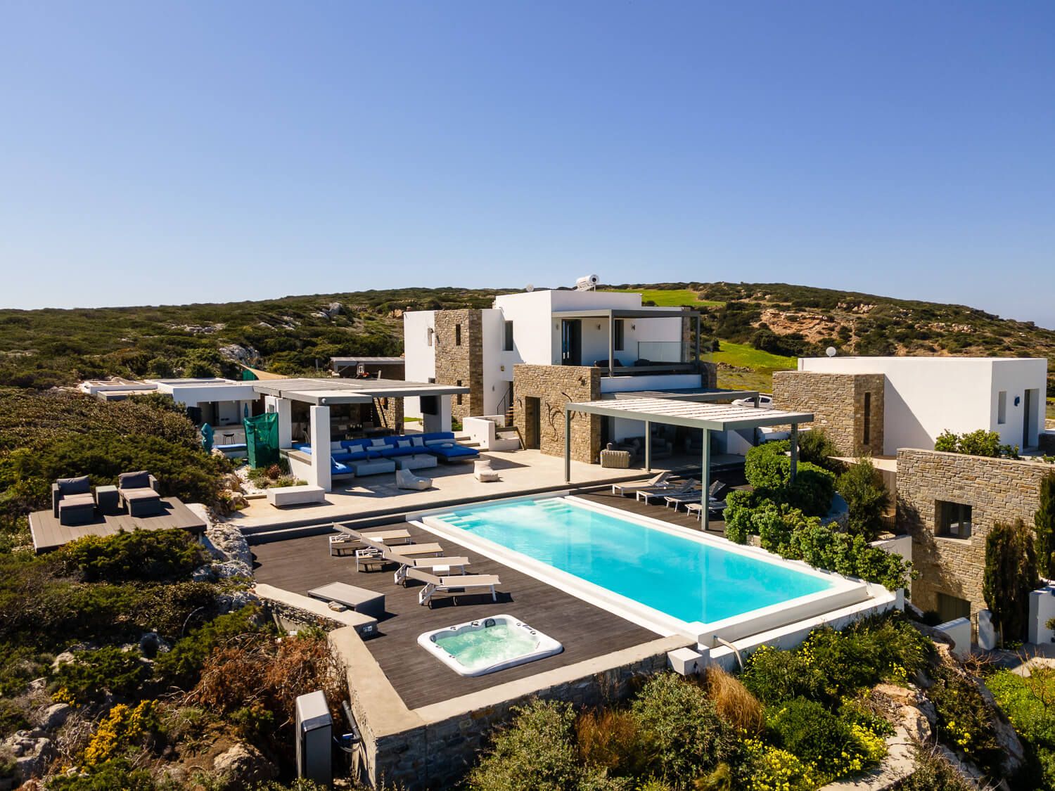 Architectural framing of the infinity pool and outdoor Jacuzzi