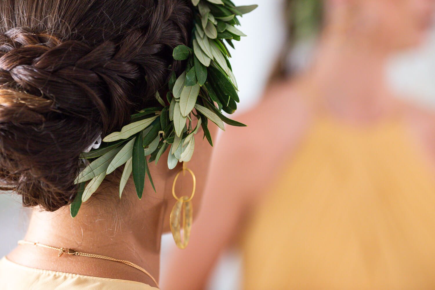 details from a bridesmaid during Jewish bridal prep at Villa Aethra