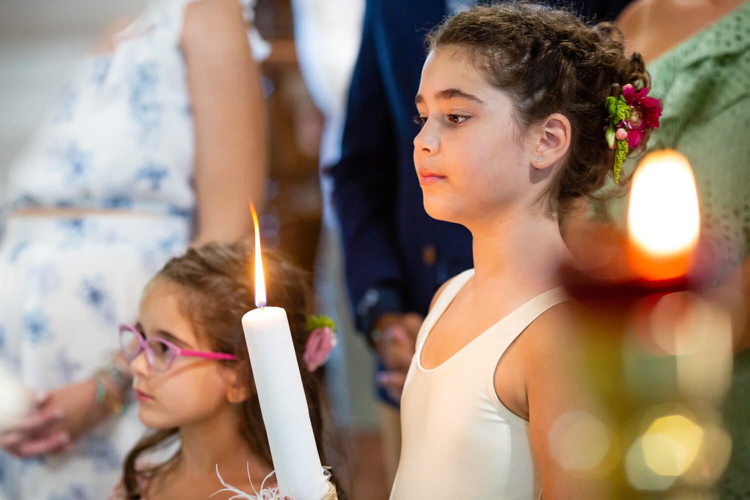 Η μικρή Ζωή κρατάει τη λαμπάδα της βάπτισης