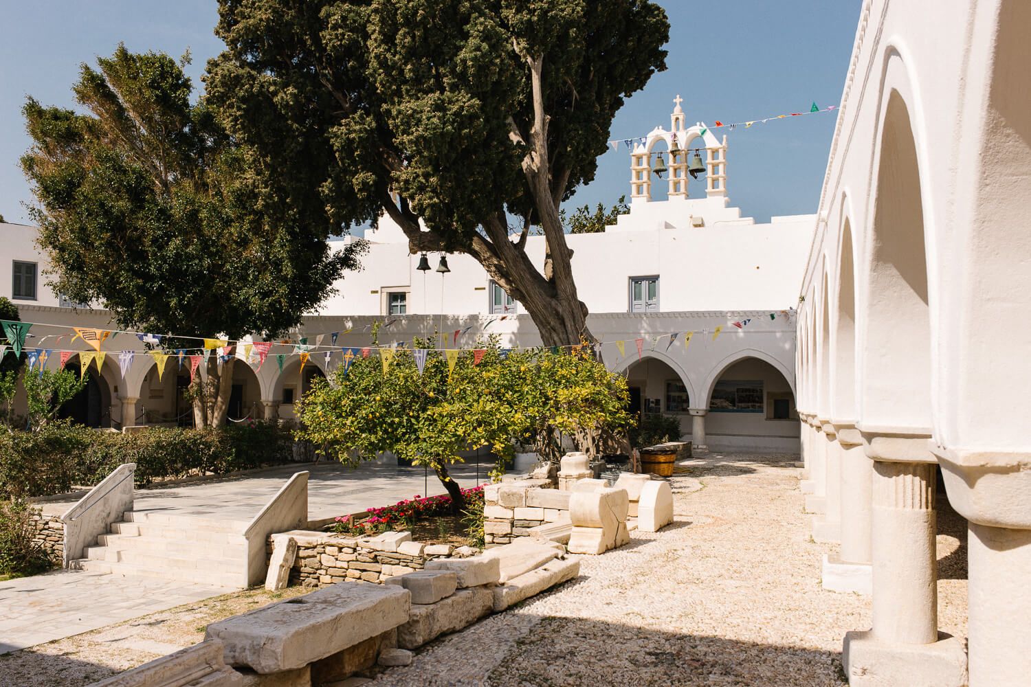 Όψη της εσωτερικής αυλής της Παναγίας Εκατονταπυλιανής στην Πάρο