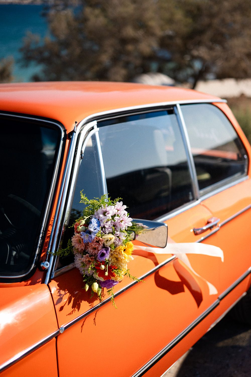 Είσοδος ζευγαριού στη δεξίωση με vintage BMW