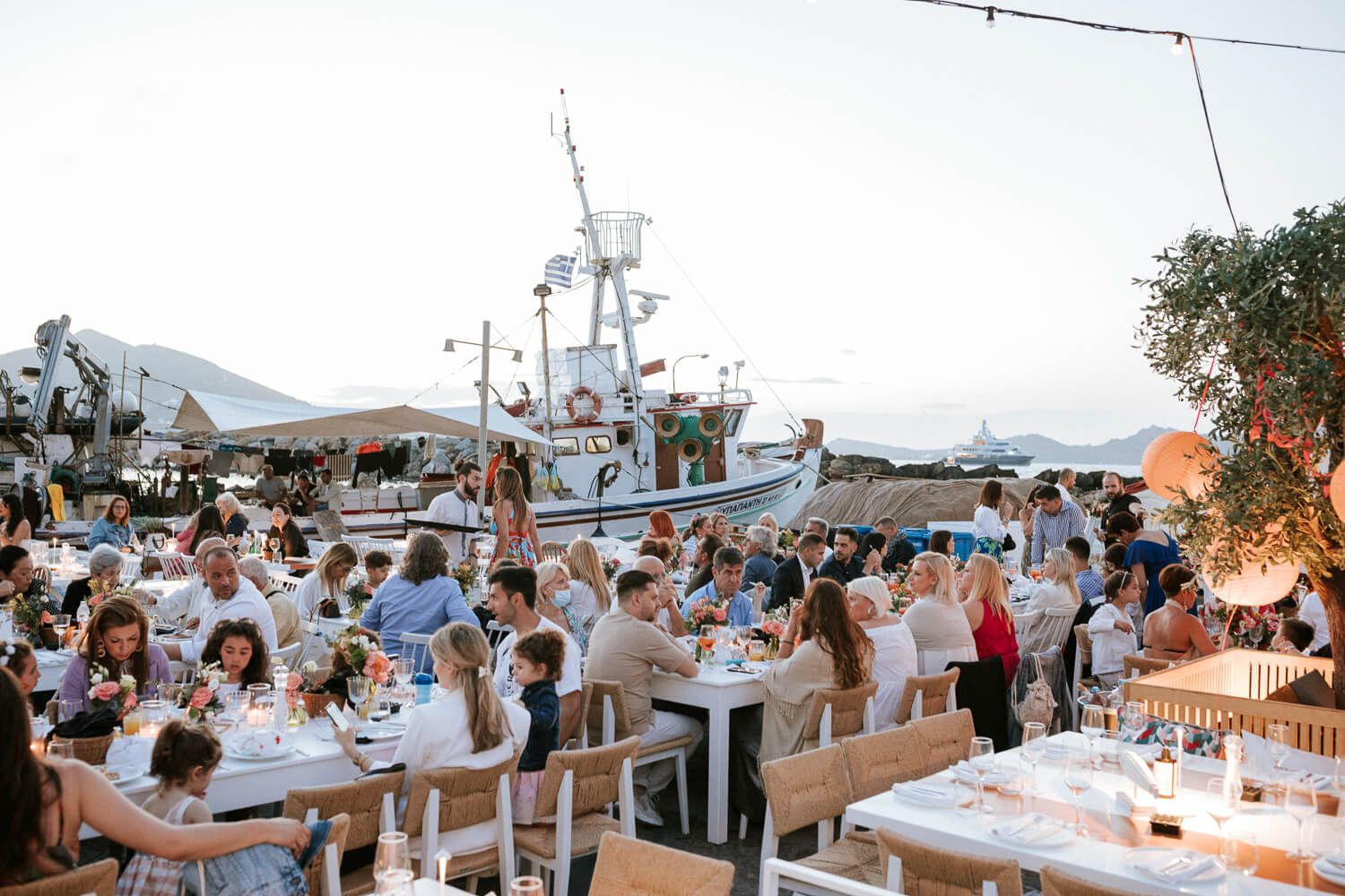 Υπέροχος στολισμός βάπτισης στο λιμανάκι της Νάουσας Πάρου