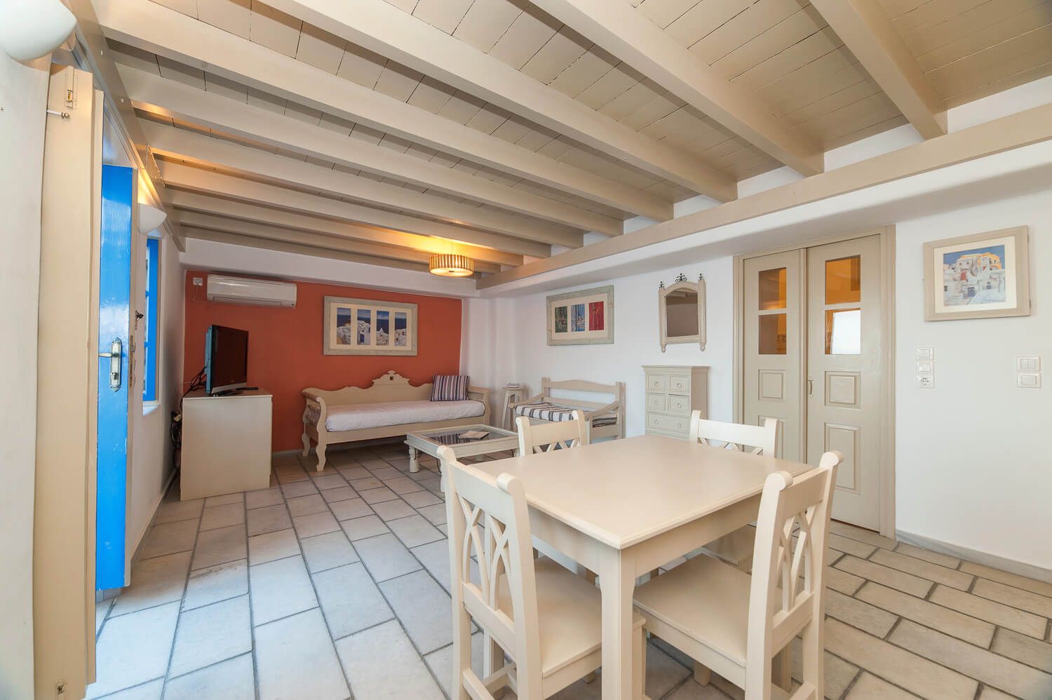 Natural light flooding a luxury suite with traditional island design