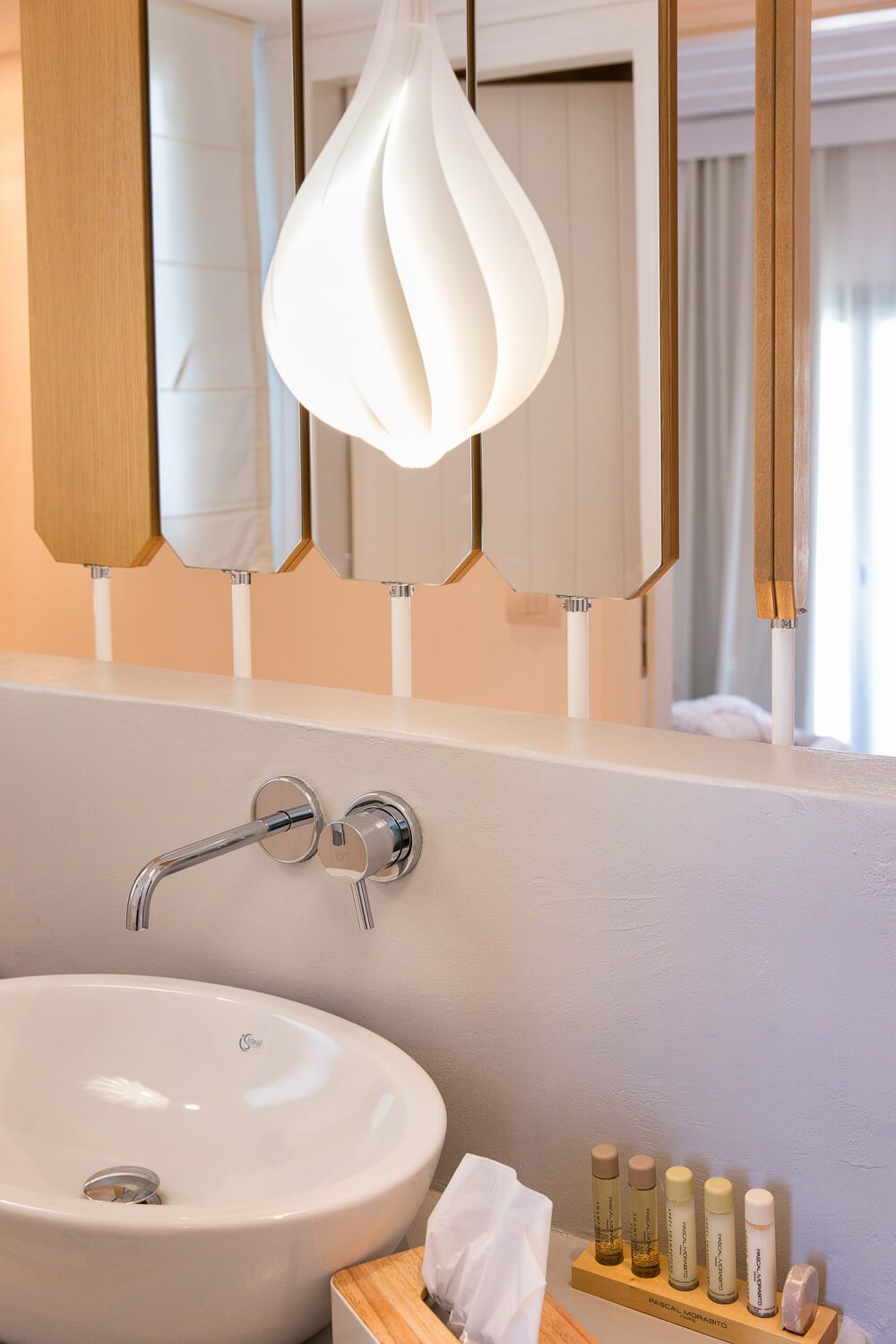 Textural richness in a modern minimalist bathroom setting