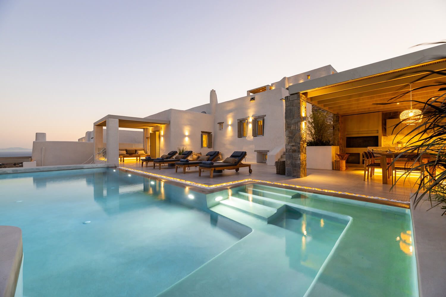 Τhe refined geometric layout of a modern Paros home