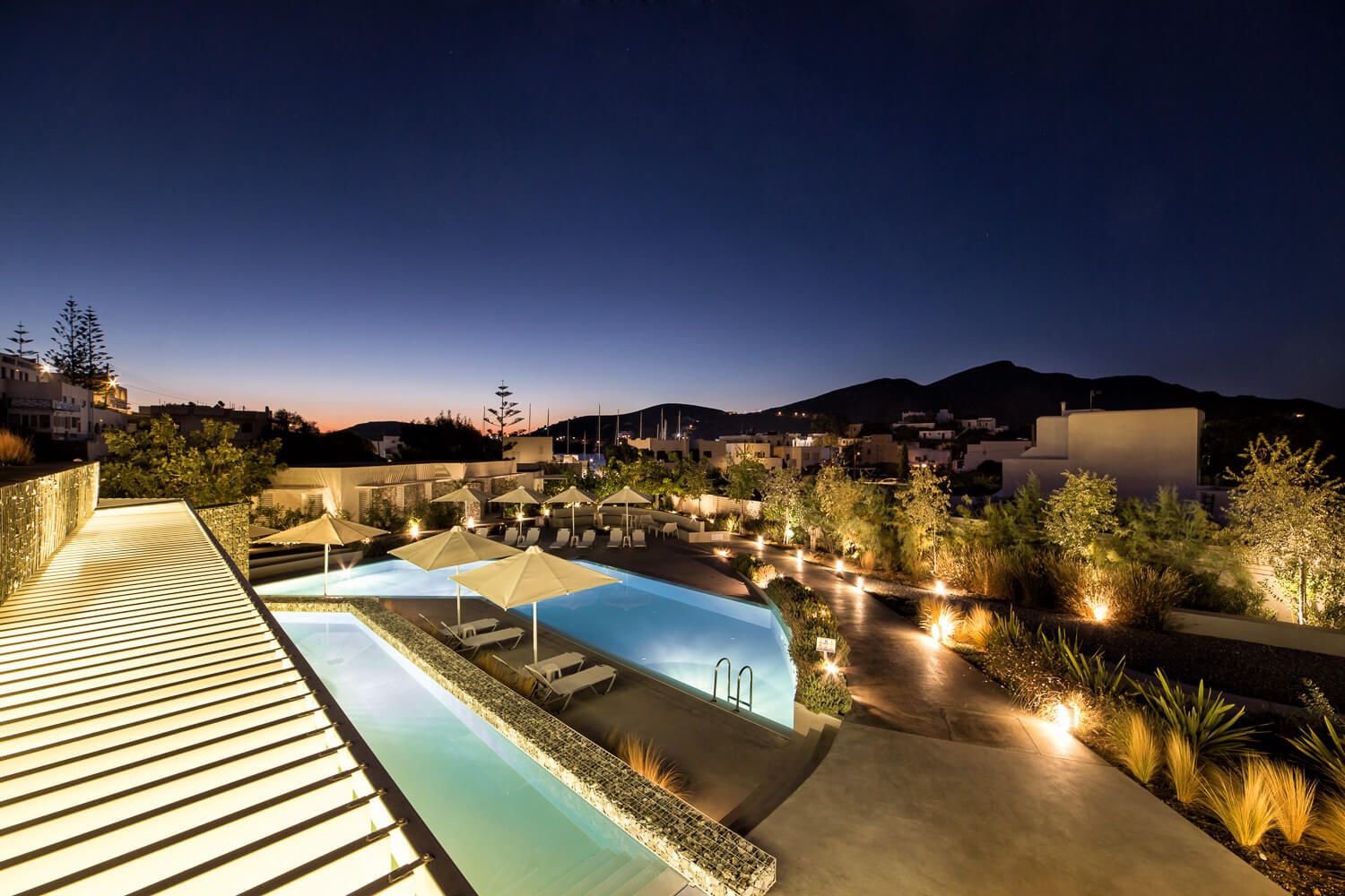 Visualizing the boutique hotel atmosphere after sunset in Ios