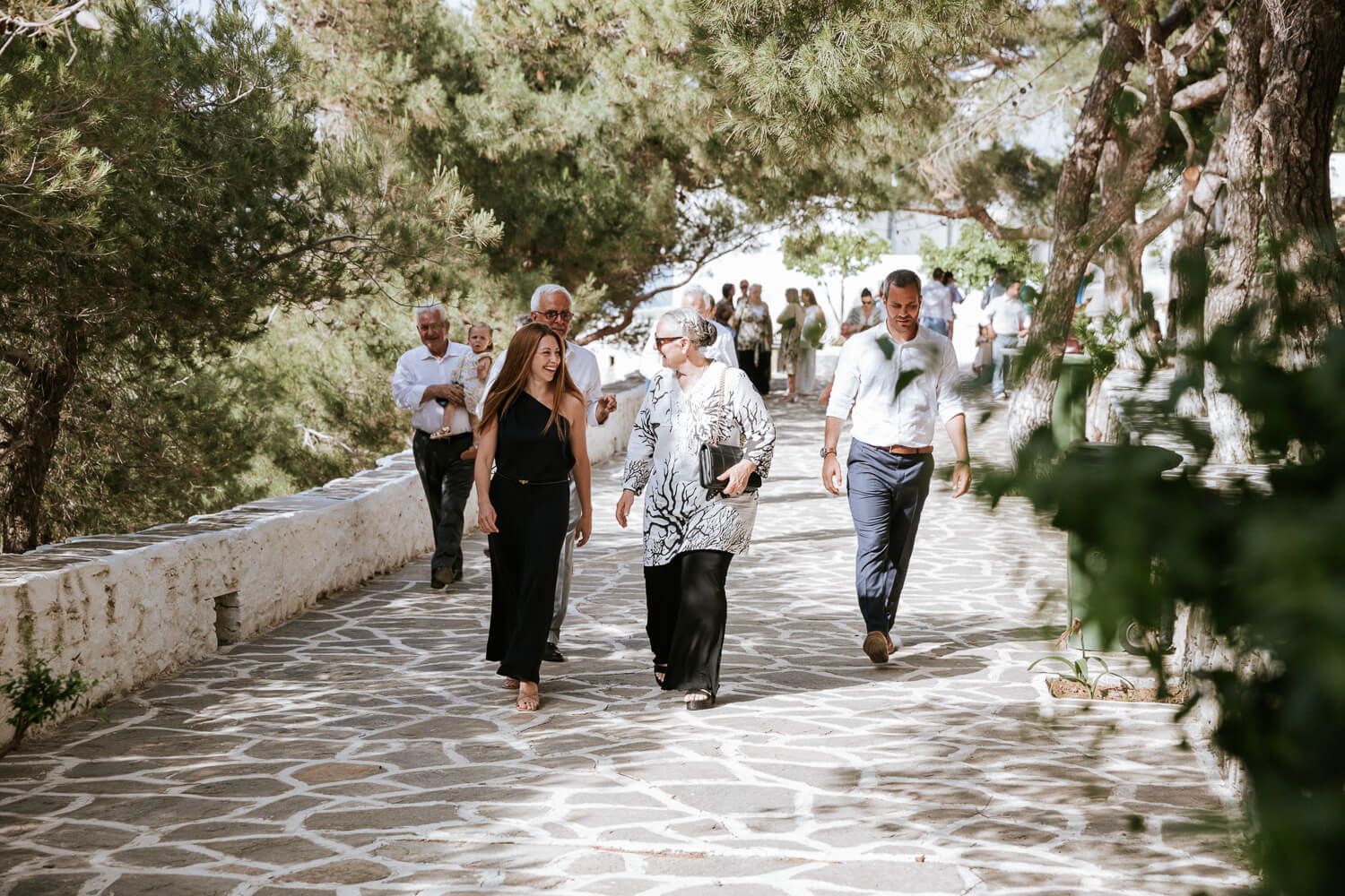 Η οικογένεια και οι καλεσμένοι  φτάνουν στο μοναστήρι των Αγίων Αναργύρων στην Παροικία