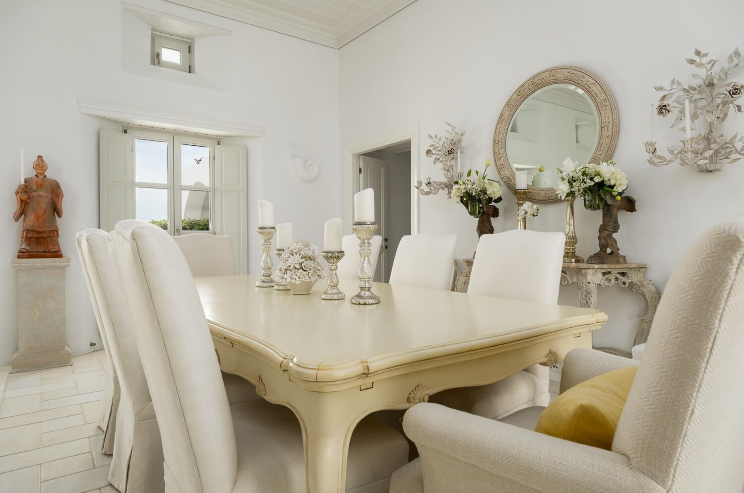 Classic furnishings and luxurious spaces inside a Santa Maria home