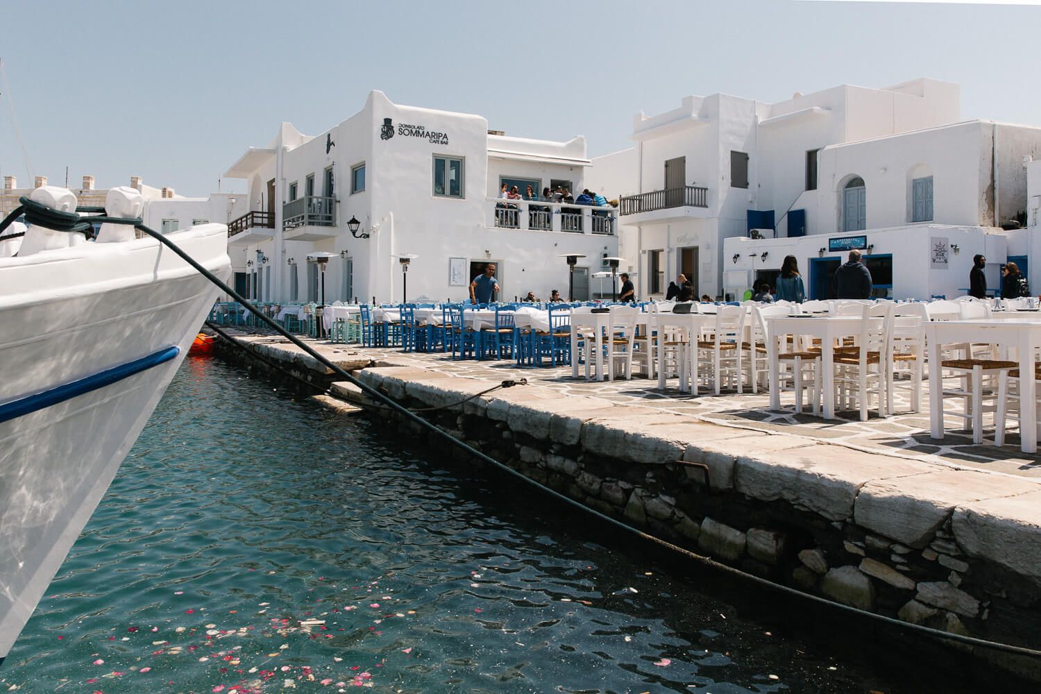 Το λιμανάκι της Νάουσας στην Πάρο έτοιμο να υποδεχτεί τους καλεσμένους του