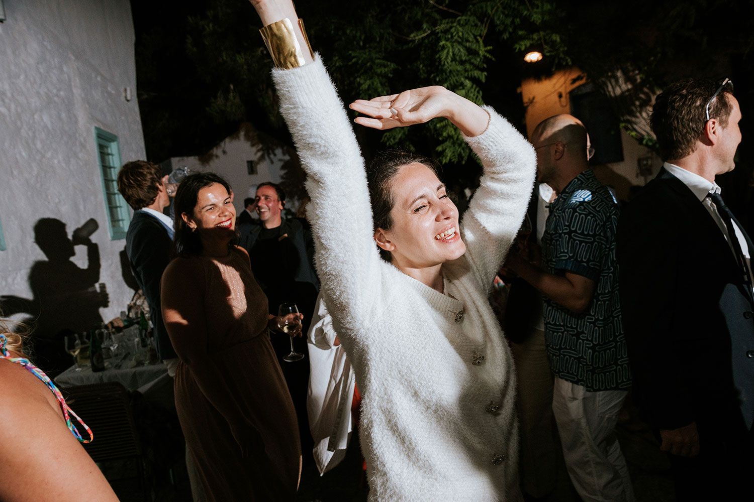 Candid wedding party moments at Magiasi Amorgos