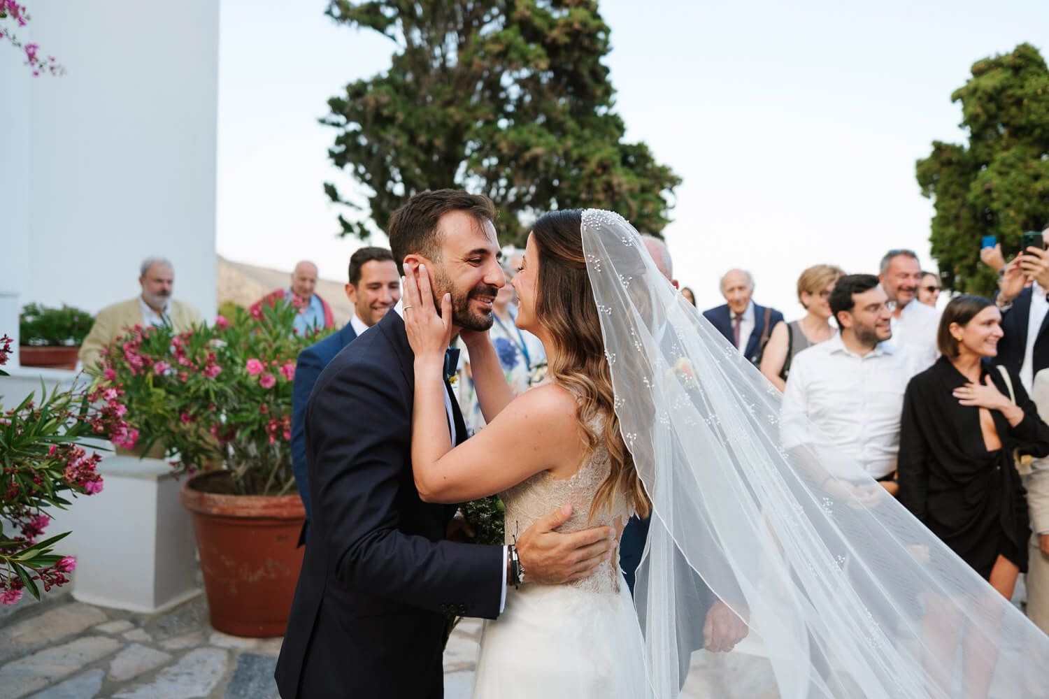 Ο γαμπρός υποδέχεται την νύφη στον Ιερό Ναό Αγίας Παρασκευής Σύρου