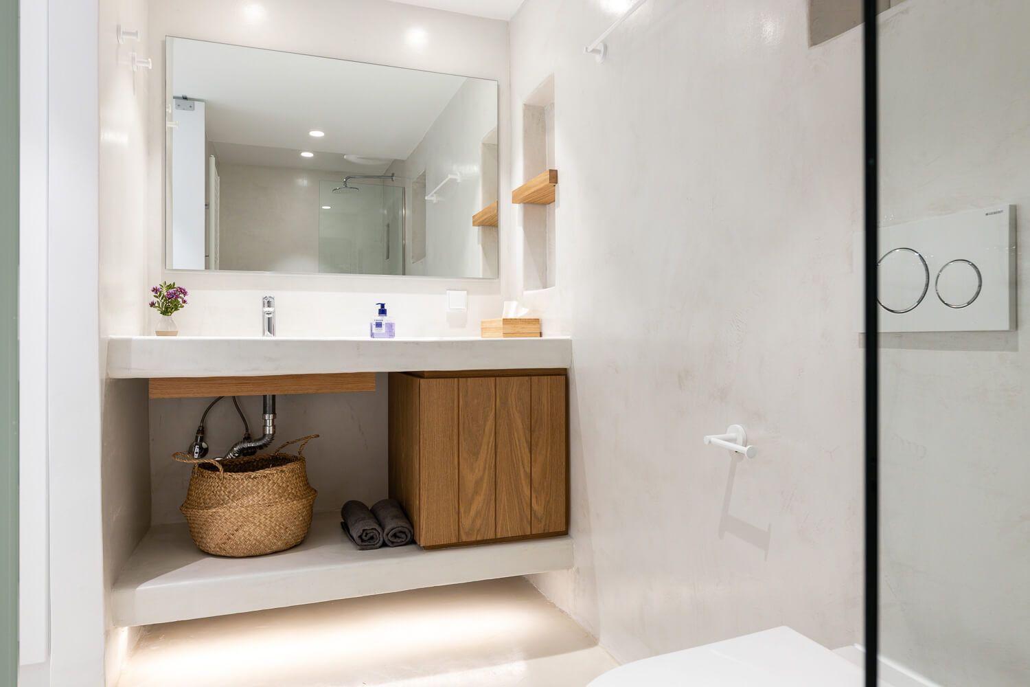 Textural richness in a modern minimalist bathroom setting