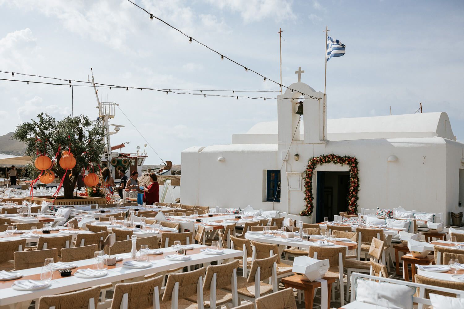 Το γραφικό εκκλησάκι του Αγίου Νικολάου στο λιμάνι της Νάουσας στολισμένο για την βάπτιση στης Αφροδίτης και της Σοφίας