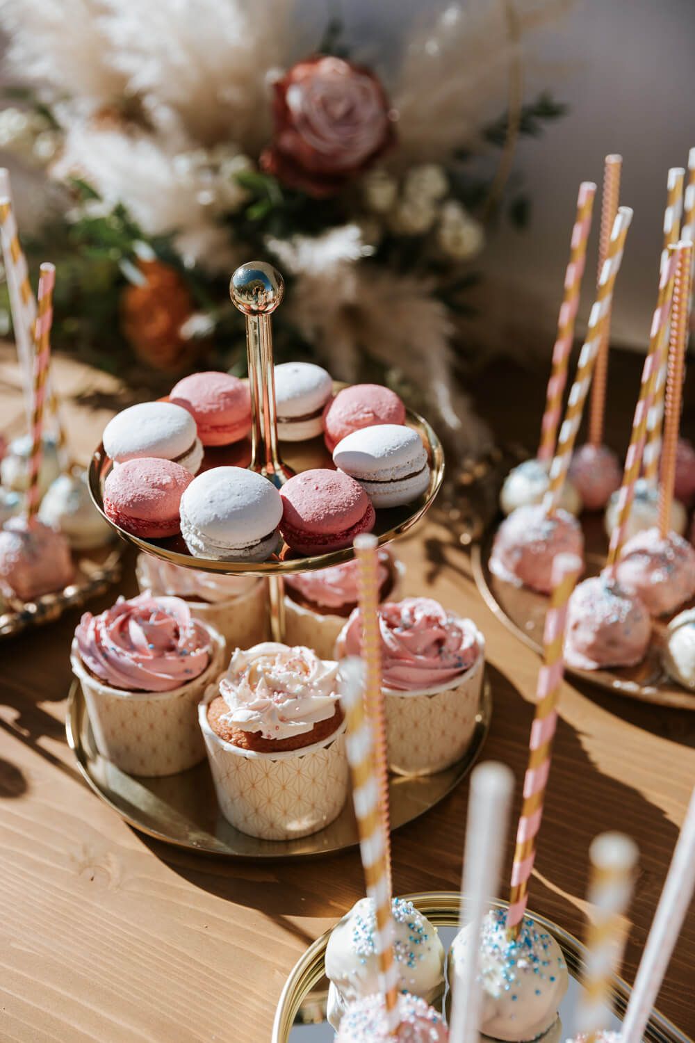 Κοντινή λήψη από τα πολύχρωμα γλυκά στο candy bar βάπτισης στην Αντίπαρο