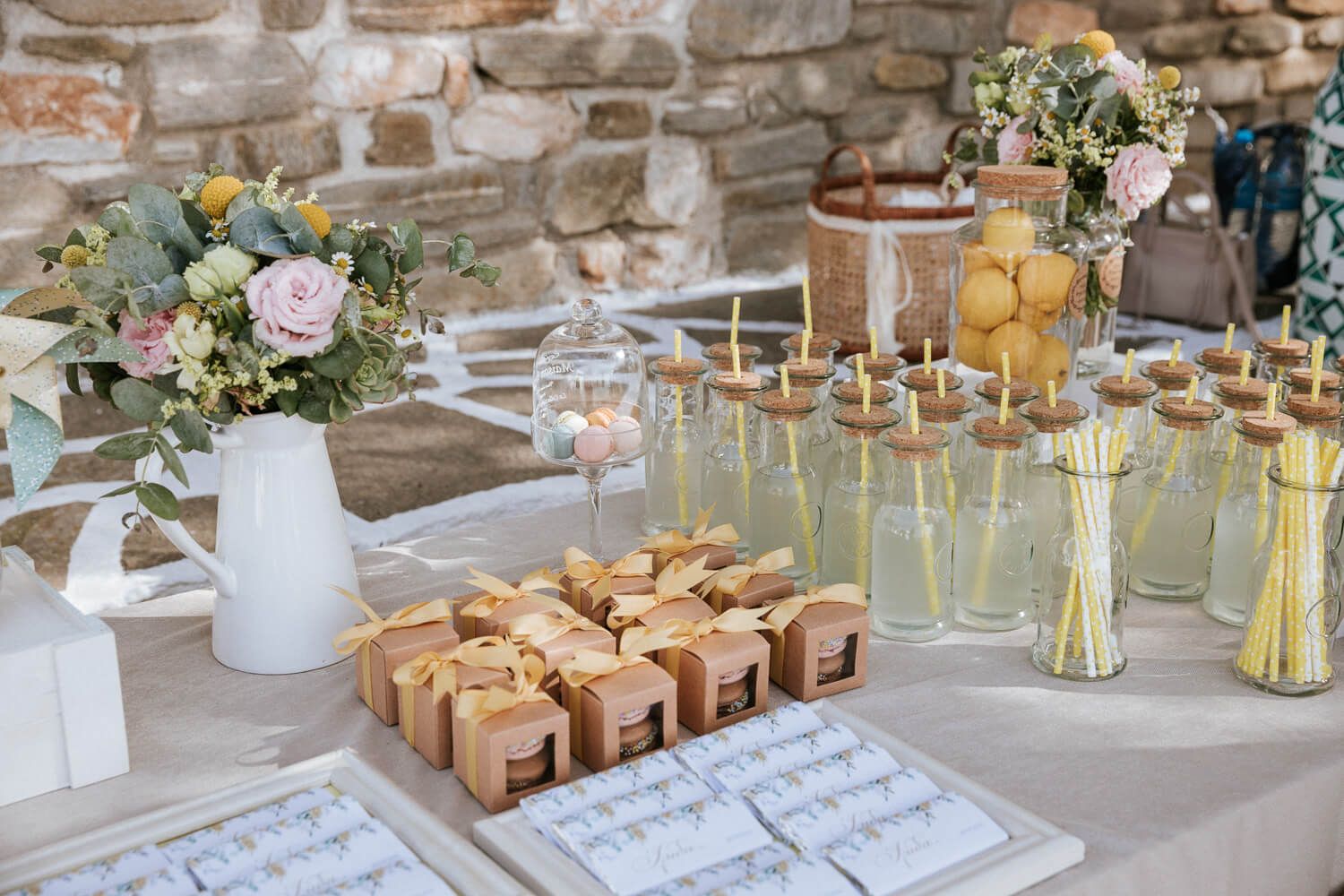 Candy bar και μπομπονιέρες κάτω από τα δέντρα στην Πάρο